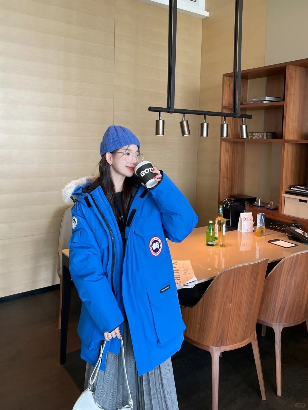 正品级💰680 （下单备注颜色和码数！）𝗖𝗔𝗡𝗔𝗗𝗔 𝗚𝗢𝗢𝗦𝗘 / 加拿大鹅 08款 Expedition 派克大衣 4660M#男女款！

Expedition最初是为南极洲麦克默多科考站的科学家而设计的一款派克大衣。无论您下一段旅程是通往冰冻的城市丛林还是穿越人迹罕至的冰原，穿上Canada Goose的Expedition派克大衣,便可获得经过极地研究中心国家科学基金会在南极年复一年久经验证的。

材料清单：
1⃣采用台湾进口Y字型魔术贴 （市场独家）
2⃣ 采用韩国进口18支涤棉混纺面料（正品同步面料）
3⃣ 新国标80%广检白鸭绒，（zp采用80%白鸭绒/凡吹嘘90%都假）
4⃣ 加拿大西部郊狼毛（非市场染色狐狸毛充狼毛）

材料解析特性：
1⃣ 原版/涤棉面料的涤纤维含量高,涤棉面料的耐热耐光性高,稳定性好。颜色鲜艳、纤维强度高、经久耐用、耐光、耐热、挺拔。
2⃣ 众所周知原版采用80%白鸭绒，蓬松度指的是在一定条件下每一盎司（30克）羽绒所占体积立方英寸的数值。如一盎司的羽绒所占的空间为500立方英寸则称该羽绒的蓬松度为500。所以我们可以简单的理解为：蓬松度就是羽绒的体积，羽绒的体积就是蓬松度。羽绒的蓬松度越高，说明在同样充绒量下的羽绒可以固定更大体积的空气层来保温和隔热，所以羽绒的保暖性越好。
3⃣ 加拿大西部郊狼毛，“大范围精选脖子毛”柔软蓬松，每一条狼毛60-63长/毛峰15-16宽度，这个宽度+优选部位.同行业基本望尘莫及！
SIZE:ⅩS  S  M  L  ⅩL  ⅩⅩL