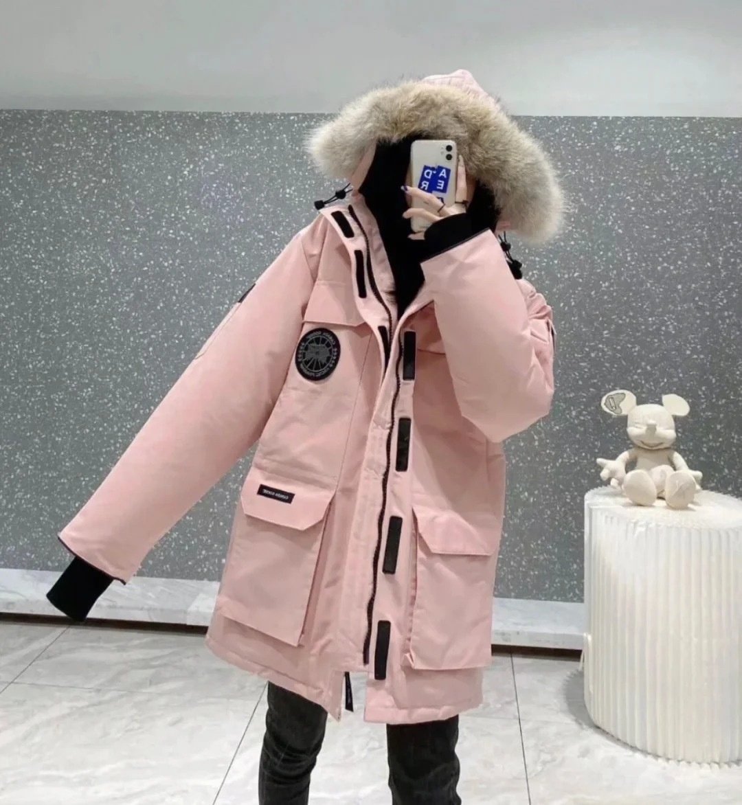 正品级💰680 （下单备注颜色和码数！）𝗖𝗔𝗡𝗔𝗗𝗔 𝗚𝗢𝗢𝗦𝗘 / 加拿大鹅 08款 Expedition 派克大衣 4660M#男女款！

Expedition最初是为南极洲麦克默多科考站的科学家而设计的一款派克大衣。无论您下一段旅程是通往冰冻的城市丛林还是穿越人迹罕至的冰原，穿上Canada Goose的Expedition派克大衣,便可获得经过极地研究中心国家科学基金会在南极年复一年久经验证的。

材料清单：
1⃣采用台湾进口Y字型魔术贴 （市场独家）
2⃣ 采用韩国进口18支涤棉混纺面料（正品同步面料）
3⃣ 新国标80%广检白鸭绒，（zp采用80%白鸭绒/凡吹嘘90%都假）
4⃣ 加拿大西部郊狼毛（非市场染色狐狸毛充狼毛）

材料解析特性：
1⃣ 原版/涤棉面料的涤纤维含量高,涤棉面料的耐热耐光性高,稳定性好。颜色鲜艳、纤维强度高、经久耐用、耐光、耐热、挺拔。
2⃣ 众所周知原版采用80%白鸭绒，蓬松度指的是在一定条件下每一盎司（30克）羽绒所占体积立方英寸的数值。如一盎司的羽绒所占的空间为500立方英寸则称该羽绒的蓬松度为500。所以我们可以简单的理解为：蓬松度就是羽绒的体积，羽绒的体积就是蓬松度。羽绒的蓬松度越高，说明在同样充绒量下的羽绒可以固定更大体积的空气层来保温和隔热，所以羽绒的保暖性越好。
3⃣ 加拿大西部郊狼毛，“大范围精选脖子毛”柔软蓬松，每一条狼毛60-63长/毛峰15-16宽度，这个宽度+优选部位.同行业基本望尘莫及！
SIZE:ⅩS  S  M  L  ⅩL  ⅩⅩL