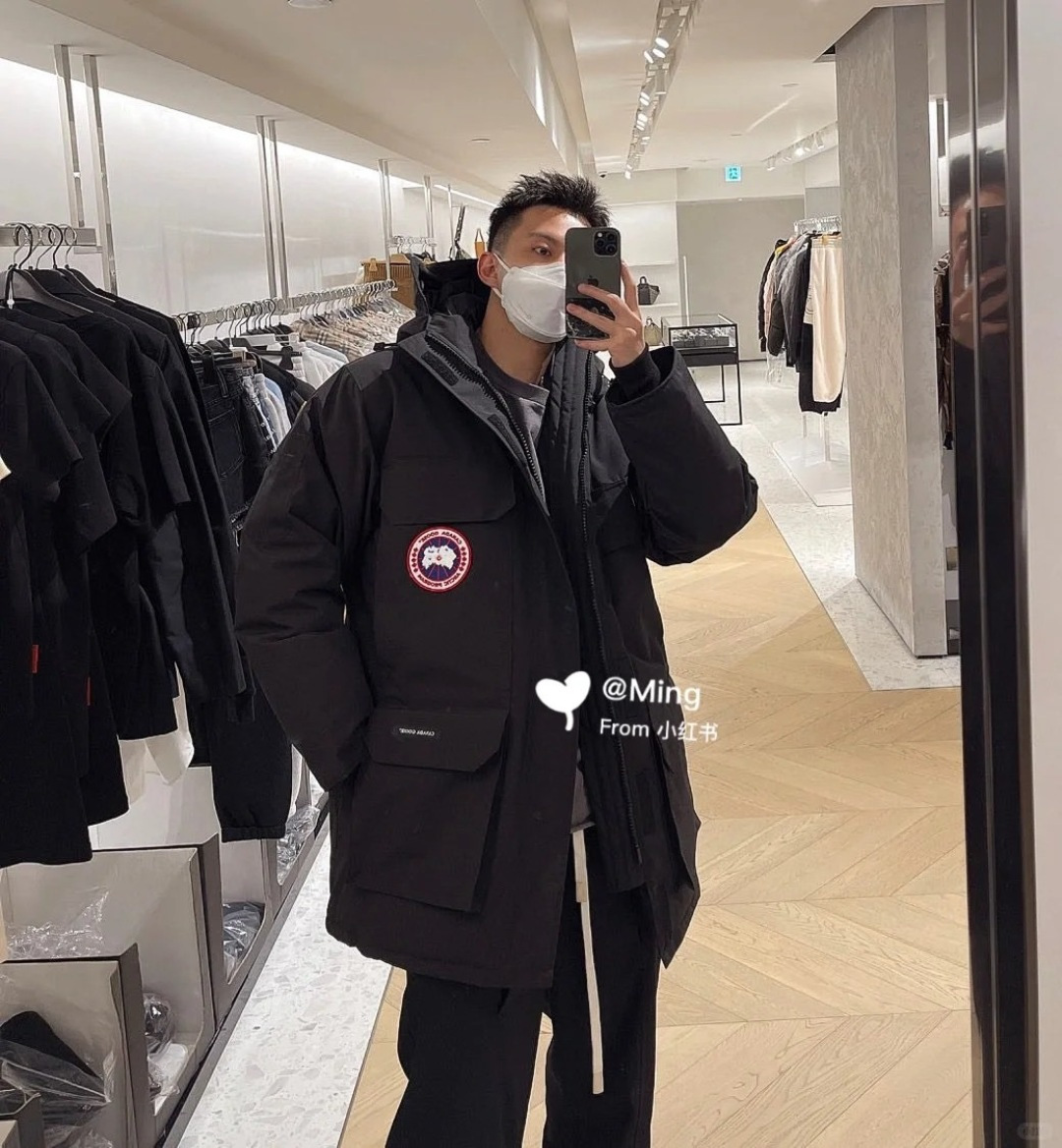 正品级💰680 （下单备注颜色和码数！）𝗖𝗔𝗡𝗔𝗗𝗔 𝗚𝗢𝗢𝗦𝗘 / 加拿大鹅 08款 Expedition 派克大衣 4660M#男女款！

Expedition最初是为南极洲麦克默多科考站的科学家而设计的一款派克大衣。无论您下一段旅程是通往冰冻的城市丛林还是穿越人迹罕至的冰原，穿上Canada Goose的Expedition派克大衣,便可获得经过极地研究中心国家科学基金会在南极年复一年久经验证的。

材料清单：
1⃣采用台湾进口Y字型魔术贴 （市场独家）
2⃣ 采用韩国进口18支涤棉混纺面料（正品同步面料）
3⃣ 新国标80%广检白鸭绒，（zp采用80%白鸭绒/凡吹嘘90%都假）
4⃣ 加拿大西部郊狼毛（非市场染色狐狸毛充狼毛）

材料解析特性：
1⃣ 原版/涤棉面料的涤纤维含量高,涤棉面料的耐热耐光性高,稳定性好。颜色鲜艳、纤维强度高、经久耐用、耐光、耐热、挺拔。
2⃣ 众所周知原版采用80%白鸭绒，蓬松度指的是在一定条件下每一盎司（30克）羽绒所占体积立方英寸的数值。如一盎司的羽绒所占的空间为500立方英寸则称该羽绒的蓬松度为500。所以我们可以简单的理解为：蓬松度就是羽绒的体积，羽绒的体积就是蓬松度。羽绒的蓬松度越高，说明在同样充绒量下的羽绒可以固定更大体积的空气层来保温和隔热，所以羽绒的保暖性越好。
3⃣ 加拿大西部郊狼毛，“大范围精选脖子毛”柔软蓬松，每一条狼毛60-63长/毛峰15-16宽度，这个宽度+优选部位.同行业基本望尘莫及！
SIZE:ⅩS  S  M  L  ⅩL  ⅩⅩL