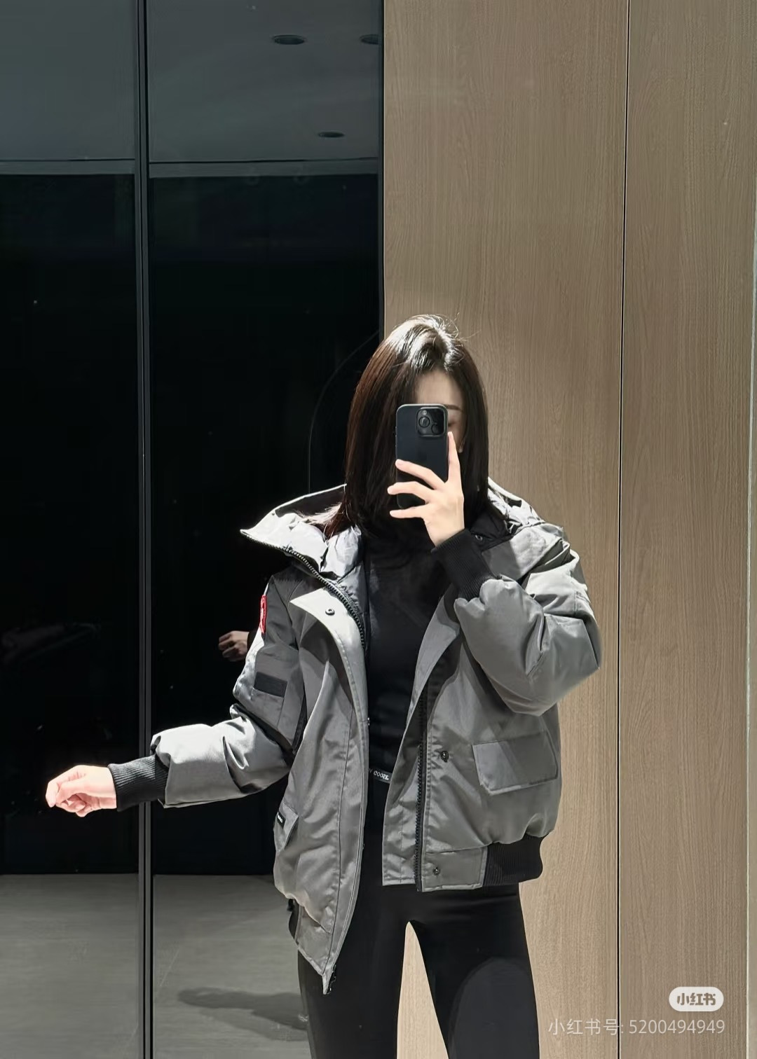 正品级💰580 （下单备注颜色和码数！）𝐂𝐀𝐍𝐀𝐃𝐀 𝐆𝐎𝐎𝐒𝐄 01款大鹅
尺码：XS   S   M   L   XL   XXL
颜色：宝蓝色

CANADA GOOSE 加拿大鹅Chilliwack 01款，连帽抗寒羽绒服，纯鸭绒，纳米级防水面料。重金购入正品打版，面料五金辅料全部1:1开模定制。
国标白鸭绒填充，充绒量是普通货的2倍以上，纳米防水科技面料不但防水而且防水性远超市面版本，区别普通货化纤袖口，原版YKK双向拉链，经久耐用，功能细节完美。保留了经典的连帽设计，并且以超级大的豪华狼毛防风御寒！毛领可以拆卸！今年冬天管它零下多少度，一件就够了，风度温度都给你！

具体细节：

一、领标 袖标 背标 吊牌 水洗标齐全 

二、进口定制辅料

三、领口贴绒，加绒口袋内里。

四、纯正西伯利亚郊狼毛领，区别市面毛领

五、原版双向10号YKK正版拉链 ，四口袋侧面ykk正版拉链。

六、定制12公分针织无缝羊毛混棉袖口，区别市面化纤袖口短肥硬。

七、定制万针刺绣logo，没有任何省略，还原ZP打造。


