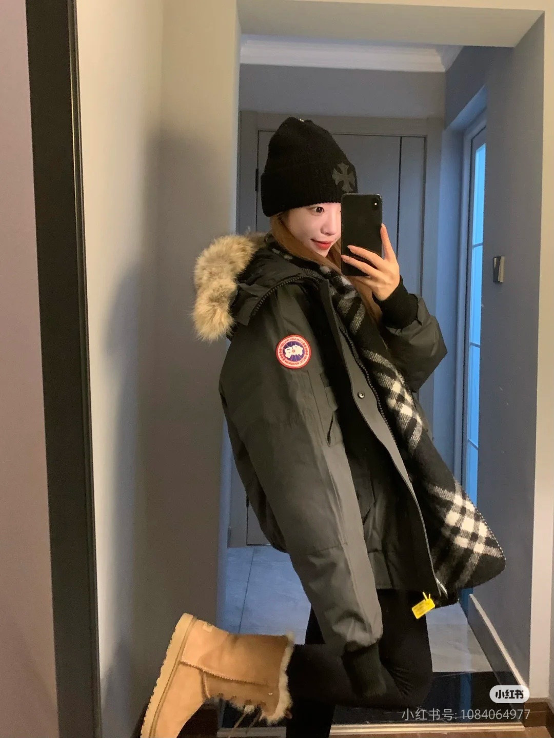 正品级💰580 （下单备注颜色和码数！）𝐂𝐀𝐍𝐀𝐃𝐀 𝐆𝐎𝐎𝐒𝐄 01款大鹅
尺码：XS   S   M   L   XL   XXL
颜色：宝蓝色

CANADA GOOSE 加拿大鹅Chilliwack 01款，连帽抗寒羽绒服，纯鸭绒，纳米级防水面料。重金购入正品打版，面料五金辅料全部1:1开模定制。
国标白鸭绒填充，充绒量是普通货的2倍以上，纳米防水科技面料不但防水而且防水性远超市面版本，区别普通货化纤袖口，原版YKK双向拉链，经久耐用，功能细节完美。保留了经典的连帽设计，并且以超级大的豪华狼毛防风御寒！毛领可以拆卸！今年冬天管它零下多少度，一件就够了，风度温度都给你！

具体细节：

一、领标 袖标 背标 吊牌 水洗标齐全 

二、进口定制辅料

三、领口贴绒，加绒口袋内里。

四、纯正西伯利亚郊狼毛领，区别市面毛领

五、原版双向10号YKK正版拉链 ，四口袋侧面ykk正版拉链。

六、定制12公分针织无缝羊毛混棉袖口，区别市面化纤袖口短肥硬。

七、定制万针刺绣logo，没有任何省略，还原ZP打造。


