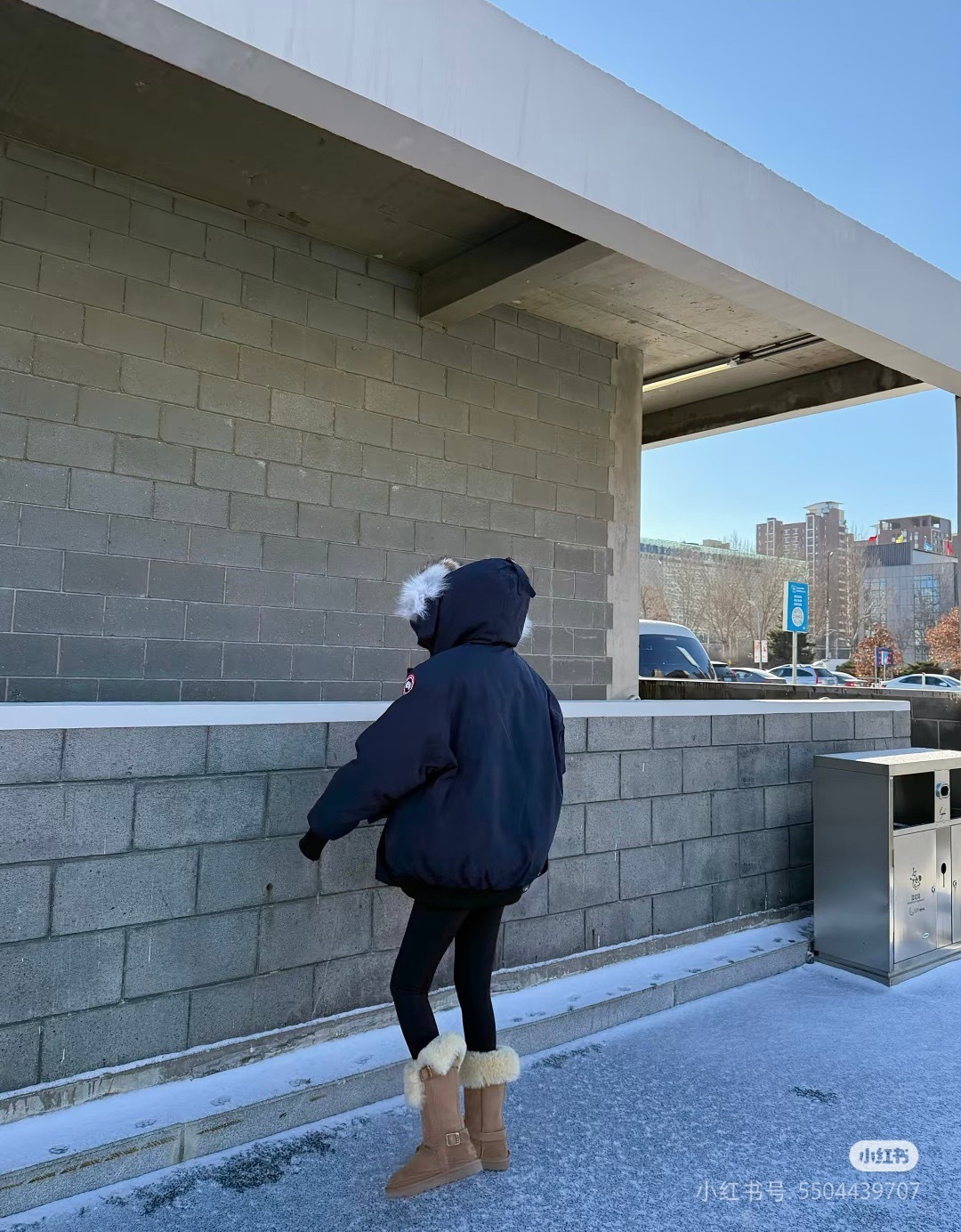 正品级💰580 （下单备注颜色和码数！）𝐂𝐀𝐍𝐀𝐃𝐀 𝐆𝐎𝐎𝐒𝐄 01款大鹅
尺码：XS   S   M   L   XL   XXL
颜色：宝蓝色

CANADA GOOSE 加拿大鹅Chilliwack 01款，连帽抗寒羽绒服，纯鸭绒，纳米级防水面料。重金购入正品打版，面料五金辅料全部1:1开模定制。
国标白鸭绒填充，充绒量是普通货的2倍以上，纳米防水科技面料不但防水而且防水性远超市面版本，区别普通货化纤袖口，原版YKK双向拉链，经久耐用，功能细节完美。保留了经典的连帽设计，并且以超级大的豪华狼毛防风御寒！毛领可以拆卸！今年冬天管它零下多少度，一件就够了，风度温度都给你！

具体细节：

一、领标 袖标 背标 吊牌 水洗标齐全 

二、进口定制辅料

三、领口贴绒，加绒口袋内里。

四、纯正西伯利亚郊狼毛领，区别市面毛领

五、原版双向10号YKK正版拉链 ，四口袋侧面ykk正版拉链。

六、定制12公分针织无缝羊毛混棉袖口，区别市面化纤袖口短肥硬。

七、定制万针刺绣logo，没有任何省略，还原ZP打造。


