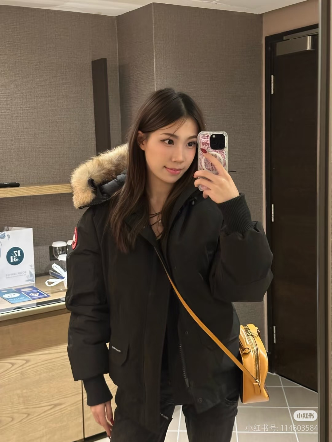 正品级💰580 （下单备注颜色和码数！）𝐂𝐀𝐍𝐀𝐃𝐀 𝐆𝐎𝐎𝐒𝐄 01款大鹅
尺码：XS   S   M   L   XL   XXL
颜色：宝蓝色

CANADA GOOSE 加拿大鹅Chilliwack 01款，连帽抗寒羽绒服，纯鸭绒，纳米级防水面料。重金购入正品打版，面料五金辅料全部1:1开模定制。
国标白鸭绒填充，充绒量是普通货的2倍以上，纳米防水科技面料不但防水而且防水性远超市面版本，区别普通货化纤袖口，原版YKK双向拉链，经久耐用，功能细节完美。保留了经典的连帽设计，并且以超级大的豪华狼毛防风御寒！毛领可以拆卸！今年冬天管它零下多少度，一件就够了，风度温度都给你！

具体细节：

一、领标 袖标 背标 吊牌 水洗标齐全 

二、进口定制辅料

三、领口贴绒，加绒口袋内里。

四、纯正西伯利亚郊狼毛领，区别市面毛领

五、原版双向10号YKK正版拉链 ，四口袋侧面ykk正版拉链。

六、定制12公分针织无缝羊毛混棉袖口，区别市面化纤袖口短肥硬。

七、定制万针刺绣logo，没有任何省略，还原ZP打造。


