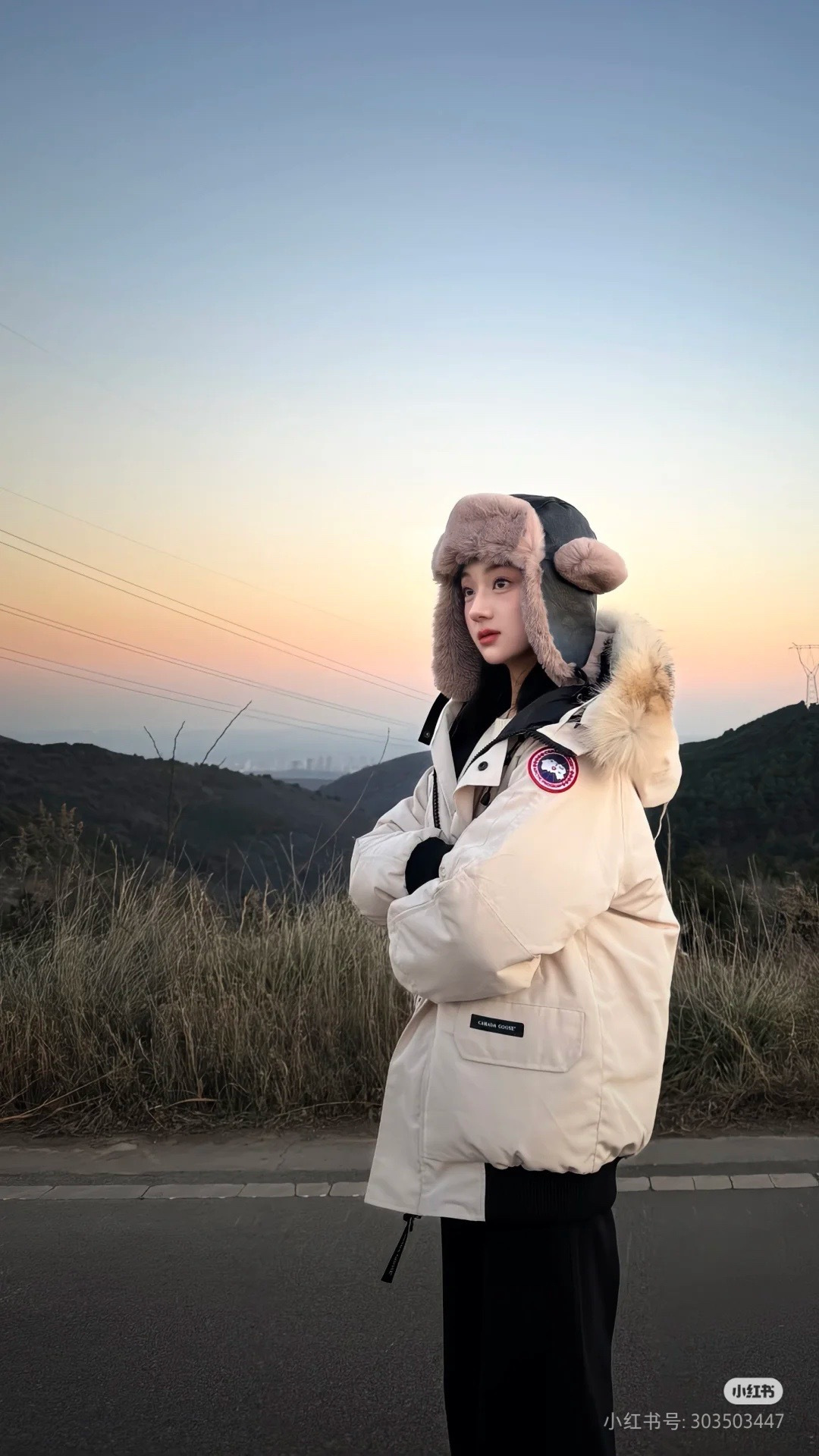 正品级💰580 （下单备注颜色和码数！）𝐂𝐀𝐍𝐀𝐃𝐀 𝐆𝐎𝐎𝐒𝐄 01款大鹅
尺码：XS   S   M   L   XL   XXL
颜色：宝蓝色

CANADA GOOSE 加拿大鹅Chilliwack 01款，连帽抗寒羽绒服，纯鸭绒，纳米级防水面料。重金购入正品打版，面料五金辅料全部1:1开模定制。
国标白鸭绒填充，充绒量是普通货的2倍以上，纳米防水科技面料不但防水而且防水性远超市面版本，区别普通货化纤袖口，原版YKK双向拉链，经久耐用，功能细节完美。保留了经典的连帽设计，并且以超级大的豪华狼毛防风御寒！毛领可以拆卸！今年冬天管它零下多少度，一件就够了，风度温度都给你！

具体细节：

一、领标 袖标 背标 吊牌 水洗标齐全 

二、进口定制辅料

三、领口贴绒，加绒口袋内里。

四、纯正西伯利亚郊狼毛领，区别市面毛领

五、原版双向10号YKK正版拉链 ，四口袋侧面ykk正版拉链。

六、定制12公分针织无缝羊毛混棉袖口，区别市面化纤袖口短肥硬。

七、定制万针刺绣logo，没有任何省略，还原ZP打造。


