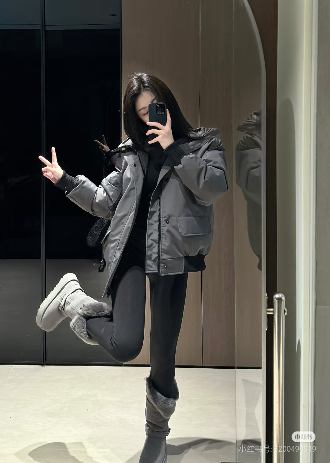 正品级💰580 （下单备注颜色和码数！）𝐂𝐀𝐍𝐀𝐃𝐀 𝐆𝐎𝐎𝐒𝐄 01款大鹅
尺码：XS   S   M   L   XL   XXL
颜色：宝蓝色

CANADA GOOSE 加拿大鹅Chilliwack 01款，连帽抗寒羽绒服，纯鸭绒，纳米级防水面料。重金购入正品打版，面料五金辅料全部1:1开模定制。
国标白鸭绒填充，充绒量是普通货的2倍以上，纳米防水科技面料不但防水而且防水性远超市面版本，区别普通货化纤袖口，原版YKK双向拉链，经久耐用，功能细节完美。保留了经典的连帽设计，并且以超级大的豪华狼毛防风御寒！毛领可以拆卸！今年冬天管它零下多少度，一件就够了，风度温度都给你！

具体细节：

一、领标 袖标 背标 吊牌 水洗标齐全 

二、进口定制辅料

三、领口贴绒，加绒口袋内里。

四、纯正西伯利亚郊狼毛领，区别市面毛领

五、原版双向10号YKK正版拉链 ，四口袋侧面ykk正版拉链。

六、定制12公分针织无缝羊毛混棉袖口，区别市面化纤袖口短肥硬。

七、定制万针刺绣logo，没有任何省略，还原ZP打造。


