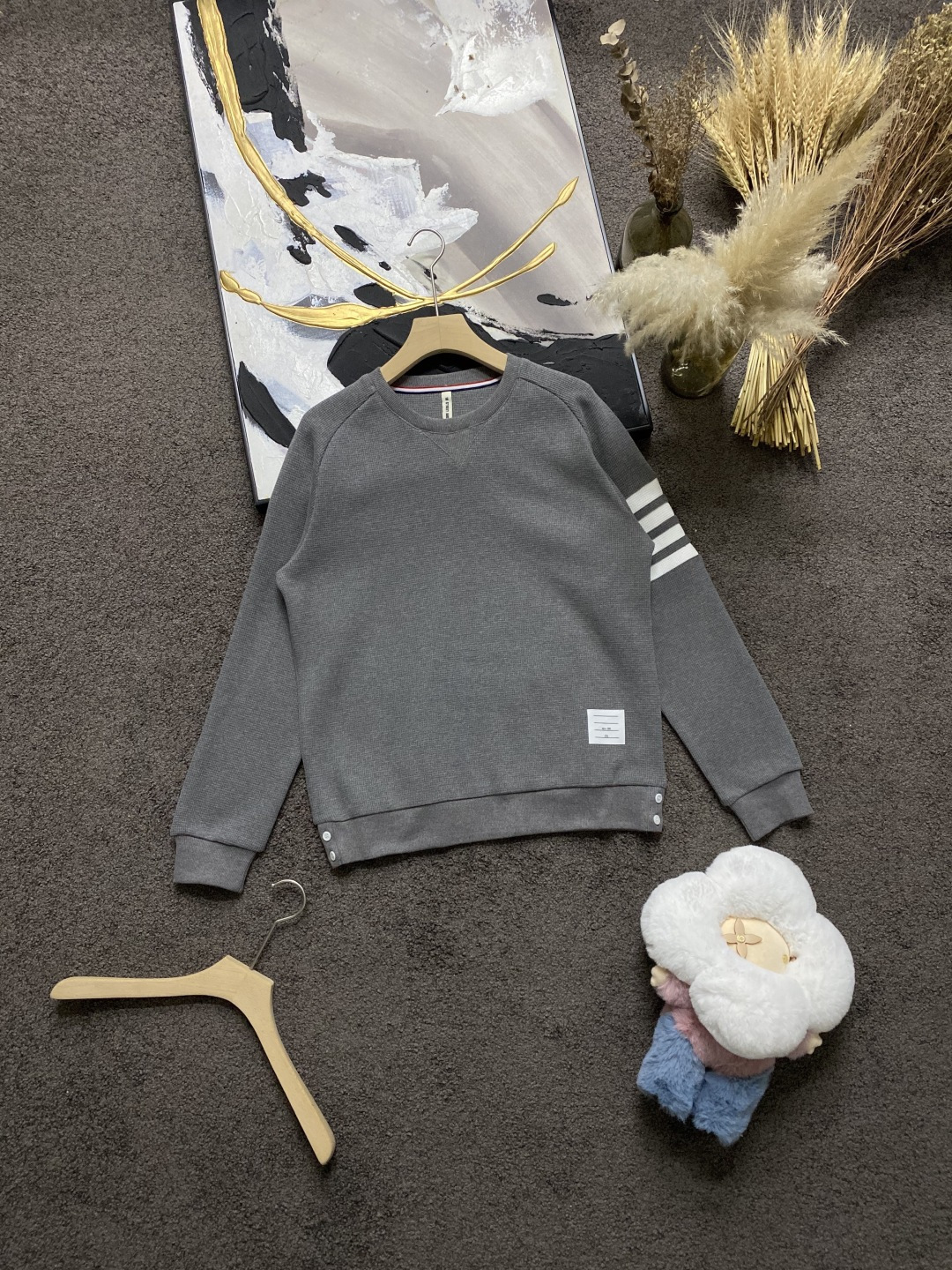 NO:682920,Street 2025 Autumn and Winter/AW latest season Original exclusive four-stripe T*B waffle series sweatshirt Exclusively customized original grade waffle fabric, 100% cotton yarn imported machine-dyed weaving process The texture is full of all collars, cuffs and hems, fixed color and fixed weaving threads, high-quality sense of fullness can be worn alone or matched, classic hot style Medium gray M-3XL,, hoodie, sweatshirts,19860909街 2025秋冬/AW最新季 原版级独家四条纹T*B 华夫格系列卫衣 独家定制原版级华夫格面料,百分百棉纱线进口机台色织工艺织造质感拉满所有领口、袖口下脚定色定织螺纹,高级品质感拉满单穿搭配皆可,经典爆款 中灰色Ｍ-3XL,,hoodie,sweatshirts,,Men's clothing