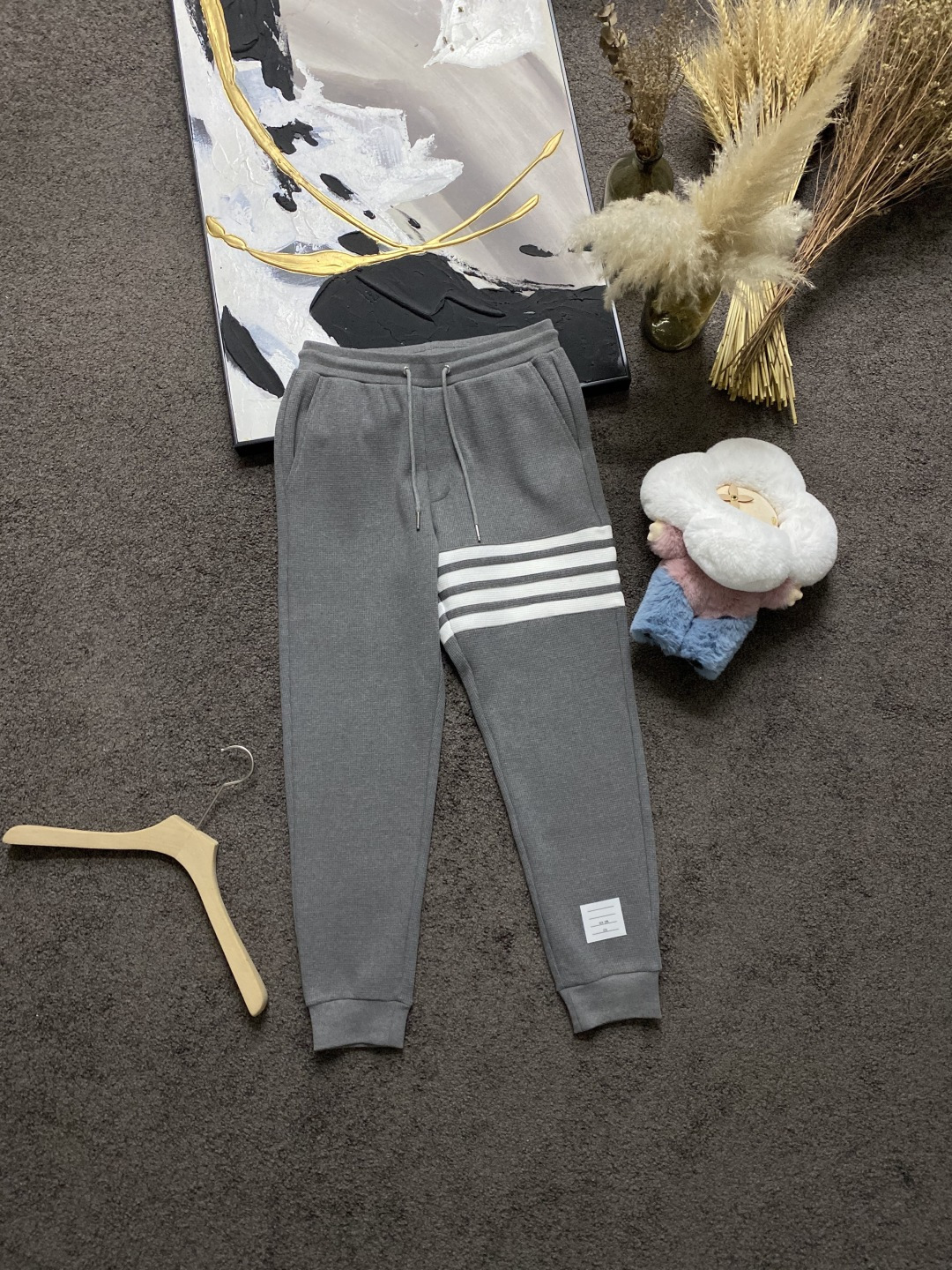 NO:682906,Street 2025 Autumn and Winter/AW latest season original grade exclusive four-stripe T*B waffle series sweatpants. Exclusively customized original grade waffle fabric, 100% cotton yarn imported machine-dyed weaving process, weaving texture, full of all waistbands, cuffs and hems, fixed color and custom woven threads, full of high-end quality, all accessories details are in place, can be worn alone or matched, classic hot style, medium gray M-3XL,,19860909街 2025秋冬/AW 最新季 原版级独家四条纹T*B 华夫格系列卫裤 独家定制原版级华夫格面料,百分百棉纱线进口机台色织工艺织造质感拉满所有腰头、袖口下脚定色定织螺纹,高级品质感拉满,所有辅料细节到位单穿搭配皆可,经典爆款 中灰色Ｍ-3XL,,,Men's clothing