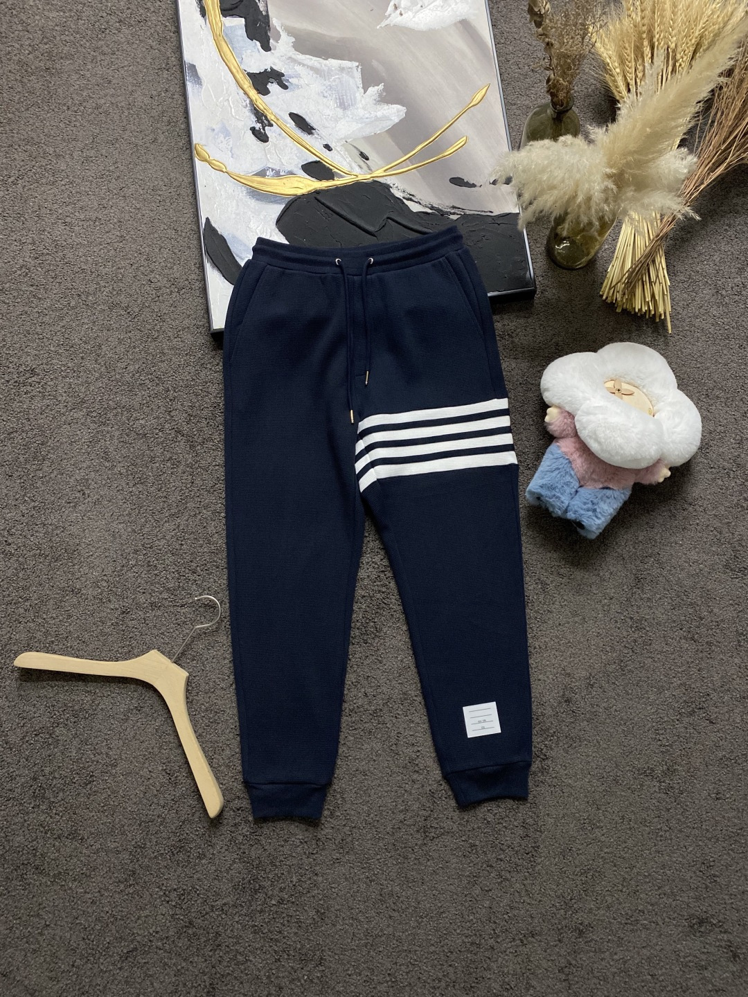 NO:682914,Street 2025 Autumn and Winter/AW latest season original grade exclusive four-stripe T*B waffle series sweatpants, exclusive custom-made original grade waffle fabric, 100% cotton yarn imported machine-dyed weaving process, weaving texture, full of all waistbands, cuffs and hems, fixed color and custom woven threads, full of high-end quality, all accessories details are in place, can be worn alone or matched, classic hot style, navy blue M-3XL,,19860909街 2025秋冬/AW 最新季 原版级独家四条纹T*B 华夫格系列卫裤 独家定制原版级华夫格面料,百分百棉纱线进口机台色织工艺织造质感拉满所有腰头、袖口下脚定色定织螺纹,高级品质感拉满,所有辅料细节到位单穿搭配皆可,经典爆款 藏青色Ｍ-3XL,,,Men's clothing