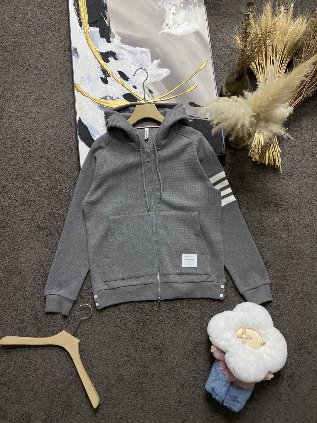 NO:682931,Street 2025 Autumn and Winter/AW Latest Season Original grade exclusive four-stripe T*B waffle series jacket Exclusively customized original grade waffle fabric, 100% cotton yarn imported machine-dyed weaving process The texture is full of all hat brims, cuffs and hems, fixed color threads, zippers and other hardware accessories are top-notch, high-end quality is full of raglan sleeves, can be worn alone or matched, classic hot style Medium gray M-3XL,, jackets &  coats, hats,19860909街 2025秋冬/AW 最新季 原版级独家四条纹T*B 华夫格系列外套 独家定制原版级华夫格面料,百分百棉纱线进口机台色织工艺织造质感拉满所有帽檐、袖口下脚定色定织螺纹,拉链等五金辅料顶级,高级品质感拉满插肩袖版型,单穿搭配皆可,经典爆款 中灰色Ｍ-3XL,,jackets & coats,hats,,Men's clothing