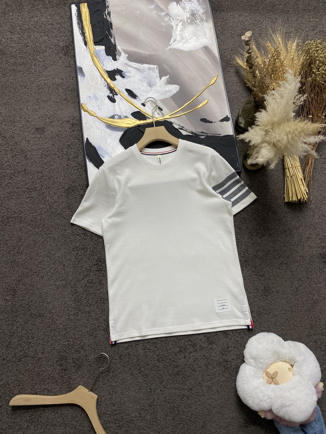 NO:506803,Street Spring/SS Latest TB Jacquard Four-Stripe Classic Beaded Short Sleeve Customized Original Bean White Percent Cotton Jacquard Four-Stripe Fabric, Classic Round Neck Shoulder Style, Decorated with the iconic wash mark in the lower left corner, Back Collar Grosgrain Three-Color Decoration, Classic and Simple Bean White M~3XL, T-shirt, alexander wang19860909街 春夏/SS 最新TB 提花四条纹经典珠地短袖 定制原原级米白百分棉提花四条纹面料,经典圆领正肩版型,左下角装饰标志性洗水标,后领罗缎三色标饰,经典简洁 米白M～3XL,,T-shirt,alexander wang,Men's clothing