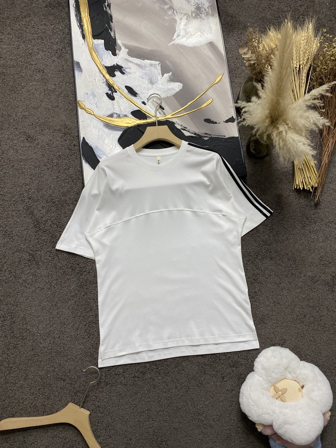 NO:414010,Street 2025 Spring/SS Y*3 Three-striped cotton straight-sleeved T-shirt. The fabric is carefully selected for 50 combed cotton. The touch is as smooth and delicate as silk. The design style is cool. The straight sleeves but not exaggerated. The back is perfectly interpreted. The back is the same color LOGO, which is low-key and fashionable. Overall comfortable and textured. White M~3XL,,alexander wang19860909街 2025春夏/SS Y*3 三条纹棉直袖体恤 面料严选50支精梳棉,手感丝滑细腻如丝绸,触感凉爽,直袖但又不夸张的设计版型,将时尚度完美演绎,后幅同色系LOGO,低调时尚.整体舒适,质感顶顶 白色M～3XL,,alexander wang,Men's clothing