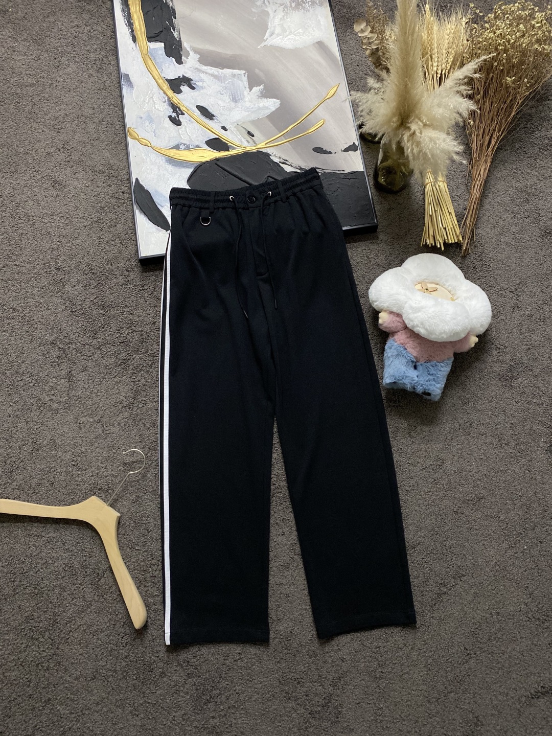 NO:414051,Street 2025 Spring/SS Y*3 Three-striped cotton cool straight-tipped casual thin trousers. The fabric is strictly selected for 50 combed cotton. The touch is silky and delicate, and the touch is cool. The straight and slightly loose but not exaggerated design style is free to move and perfectly interprets the fashion level. The first choice for summer needs is. The same color LOGO at the back pocket, low-key and fashionable, zippered pockets on both sides, all hardware and auxiliary materials are original configuration, texture top black M~3XL,,alexander wang19860909街 2025春夏/SS Y*3 三条纹棉凉感直筒休闲薄款长裤 面料严选50支精梳棉,手感丝滑细腻如丝绸,触感凉爽,直筒微宽松但又不夸张的设计版型,活动自如又将时尚度完美演绎,夏日刚需首选.后幅口袋处同色系LOGO,低调时尚,两侧拉链口袋,所有五金辅料原原配置,质感顶顶 黑色M～3XL,,alexander wang,Men's clothing