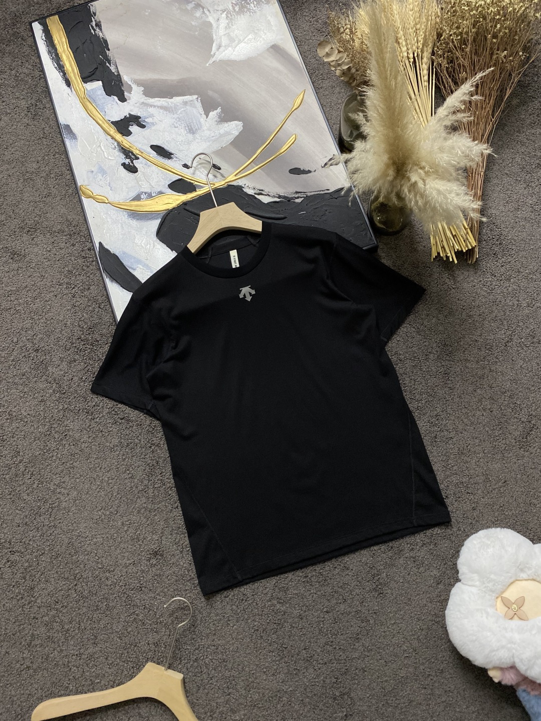 NO:452690,Street SS/Spring and Summer Di*Te Japanese simple design short-sleeved classic T-shirt Customized counter-level modal cool and light fabric, breathable and refreshing, and feel invincible. All sewing lines and details are all topped in place. This season's latest expensive cabinet, William Chan, the same style, imported silk screen printing technology LOGO, quality is in place, the details are known, the upper body is full of high-end feeling, simple and fashionable and versatile, must-have for summer. Black M~3XL, T-shirt, alexander wang19860909街 SS/春夏 迪*特日式简约设计短袖经典体恤 定制专柜级莫代尔凉感轻薄面料,透气冰爽,手感无敌.所有车缝走线,细节全部顶顶到位,本季最新贵柜陈伟霆同款,进口丝印技术LOGO,品质到位,细节版型上身就知,高级感满分,简约时尚百搭,夏日必备 黑色M～3XL,,T-shirt,alexander wang,Men's clothing