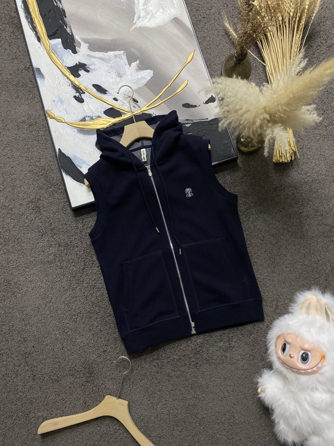 NO:622189,Street Autumn and Winter/AW latest season B*C cashmere-feel knitted hooded vest This double-zipper vest is knitted with this season's selected cashmere-feel. The unique texture makes the seasonal colors more refined and tasteful. The fabric is of the highest quality and the double-zipper hooded version. High-grade fibers bring a soft and warm touch. Customized LOGO pattern pull zipper. Decorated with iconic badge details on the chest. It is low-key and elegant. The cuffs and hem are ribbed for comfort and flexibility.  Navy blue M～3XL,,hats,alexander wang19860909街 秋冬/AW最新季 B*C 精选色调羊绒感针织连帽马甲 这款双拉链马甲以本季精选羊绒感针织而成,独特的质感令季节色彩更精致又有品味,面料至优的品质与双拉链开襟连帽的版型,高级纤维带来柔软温暖的触感,定制LOGO图案拉头拉链,胸前饰有标志性徽章细节,低调雅致,袖口和下摆罗纹编织,舒适与灵活性兼备 海军蓝M～3XL,,hats,alexander wang,Men's clothing