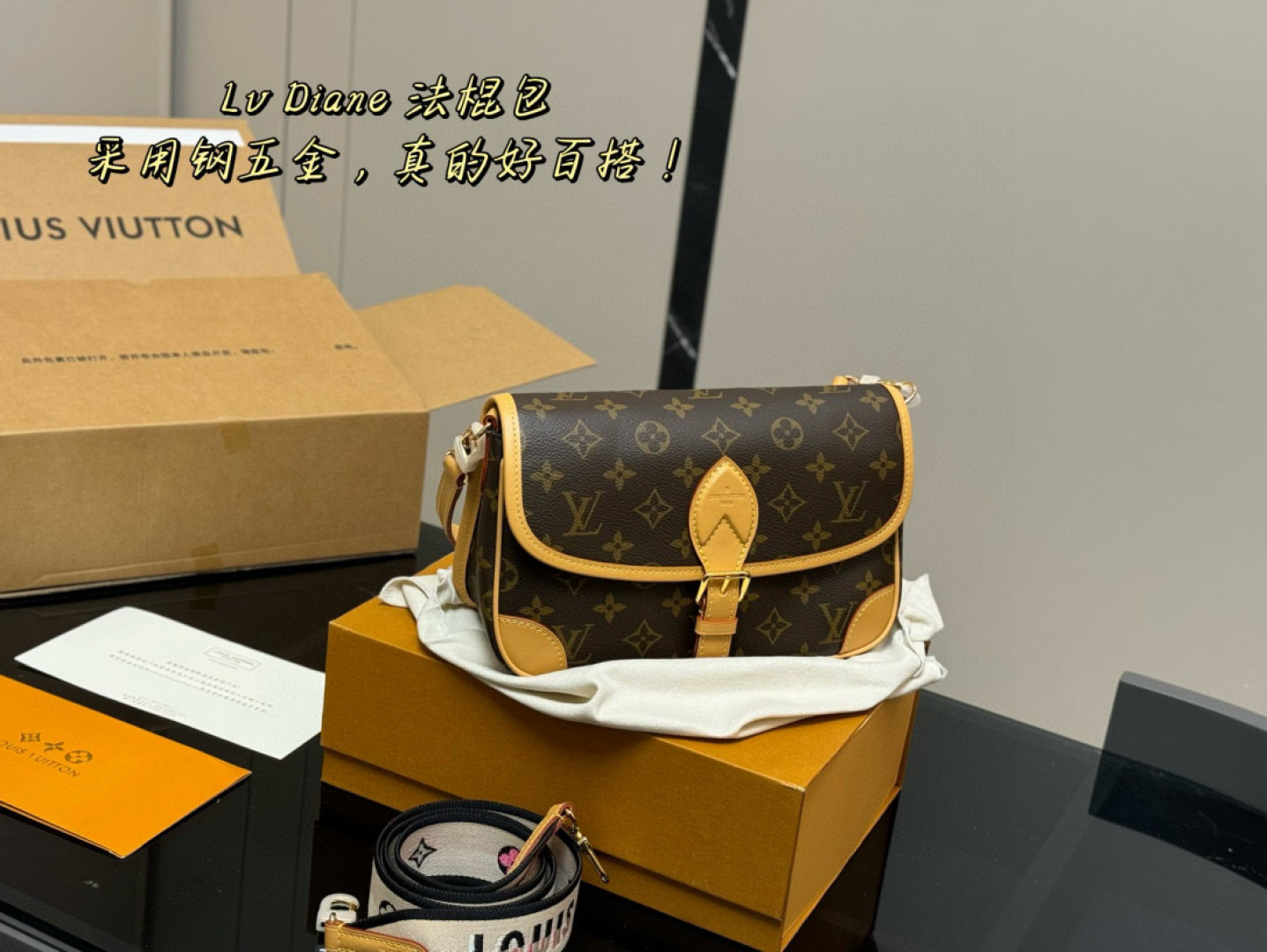 ¥ 230 Viene fornita con una scatola pieghevole e una custodia per aereo! La borsa baguette Lv sembra così bella se indossata con essa. Le doppie spalline sono configurate con un temperamento retrò e un senso della moda. Si abbinano perfettamente e le spalline possono essere utilizzate separatamente, equivale a due borse hhh e Questa fusione |