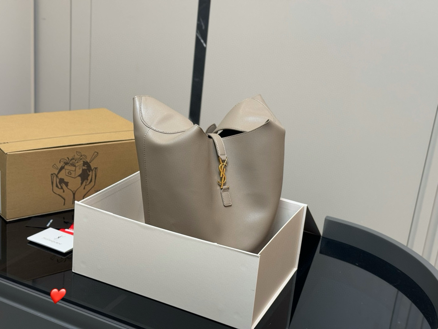 190 Folding Box Aircraft Box YSL Saint Laurent Hobosaint Laurent continuerà il temperamento elegante e indipendente delle ragazze YSL questo mese. Le nuove borse Gaby usano le dimensioni: 29,38 cm