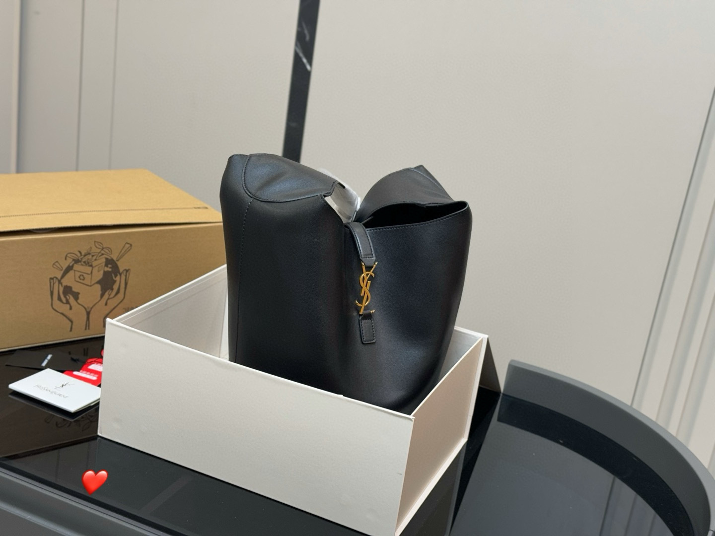 190 Folding Box Aircraft Box YSL Saint Laurent Bucket Hobosaint Laurent continuerà il temperamento elegante e indipendente delle ragazze YSL questo mese. Le nuove borse Gaby usano le dimensioni: 29,38 cm