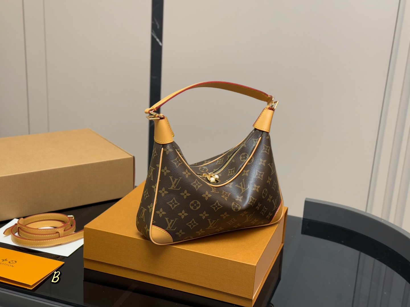 ¥ 185 Riflegatura della scatola Aeromobile Dimensione: 34*16CMLV Mostra nuovo hardware Croissant originale! La versione personalizzata utilizza direttamente una borsa a tracolla classica vintage in pelle gialla, con spalline e tracolla, che sono invincibili, belle e versatili!