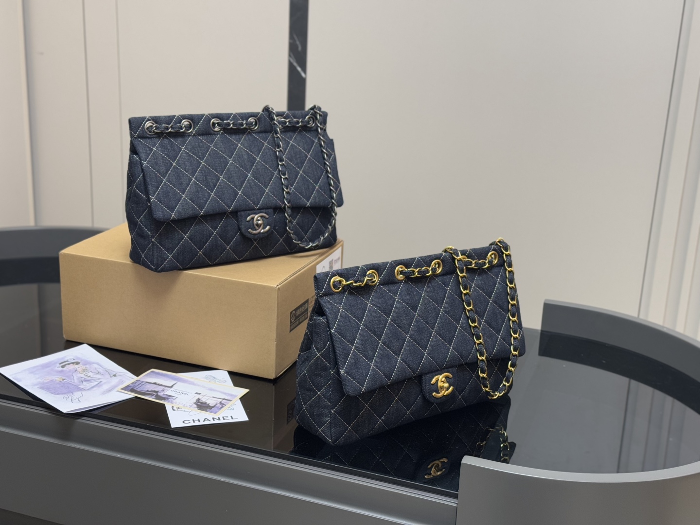 ¥ 200 box senza box Medium Denim Crossbody Borse Chanel Questa borsa di jeans è superba ma è facile da abbinare. Non sarà accattivante. Ma quando guardi da vicino, è molto amichevole avere una spalla e una lunghezza di trama. E c’è di più! Questo è un punto esterno! Qual è la cucitura esterna di Chanel adesso? Dimensione: 31,22 cm