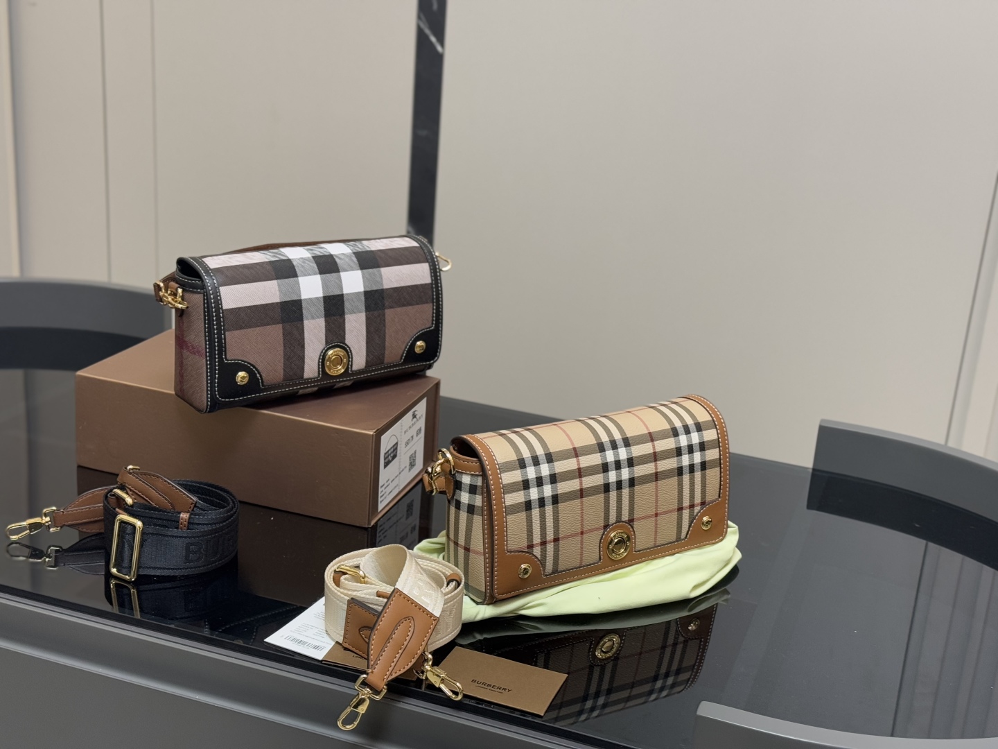 💰370 配盒 size:24*13cm(大) 巴宝莉帆布邮差包! 自带vintage气质。 橄榄绿看起来更有质感,更特别。