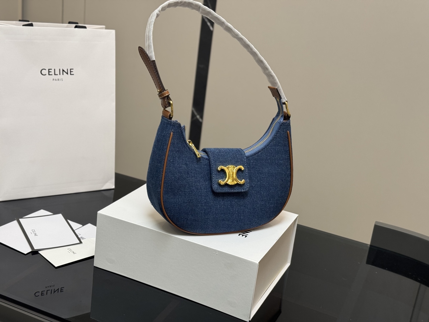 💰335 配盒
尺寸:24*20cm
celine ava腋下包
依旧好好背
手拎起Ava就好有气场哟100
赛琳实用性更强哦!
高级感超强!