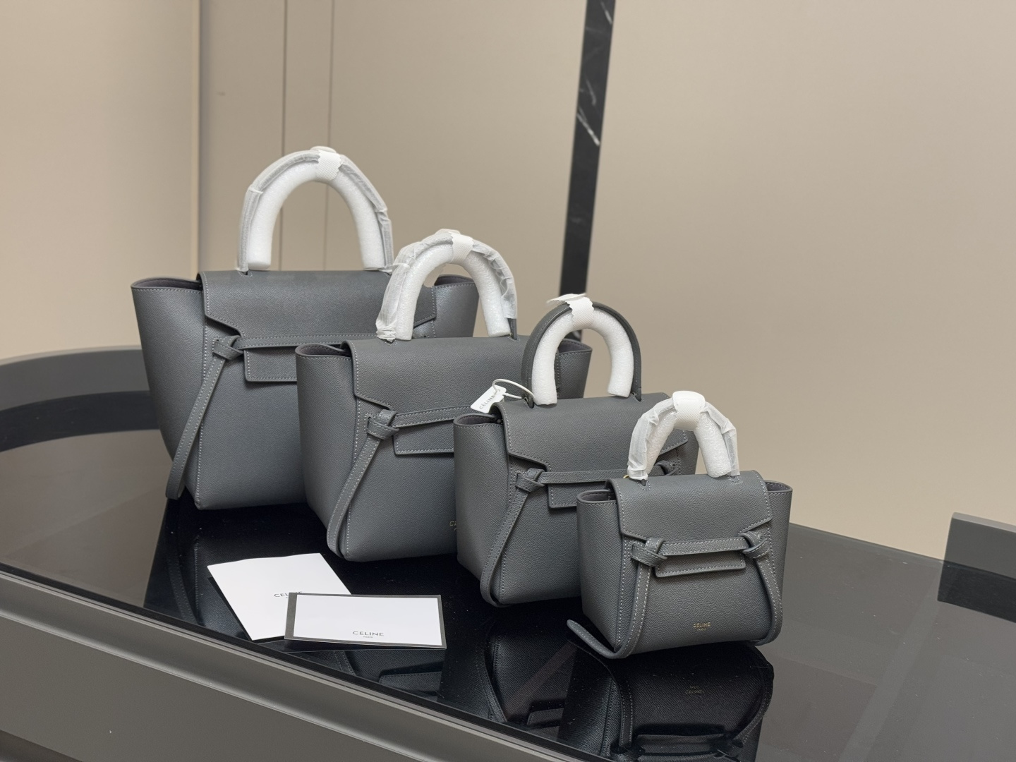 💰400 💰380 💰370 💰350
赛琳 belt bag鲶鱼包,
简洁的线条,
柔软包的身,
牛皮🐂品质!
成为经典款IT bag之一
尺寸:27cm 23cm 20cm 15cm