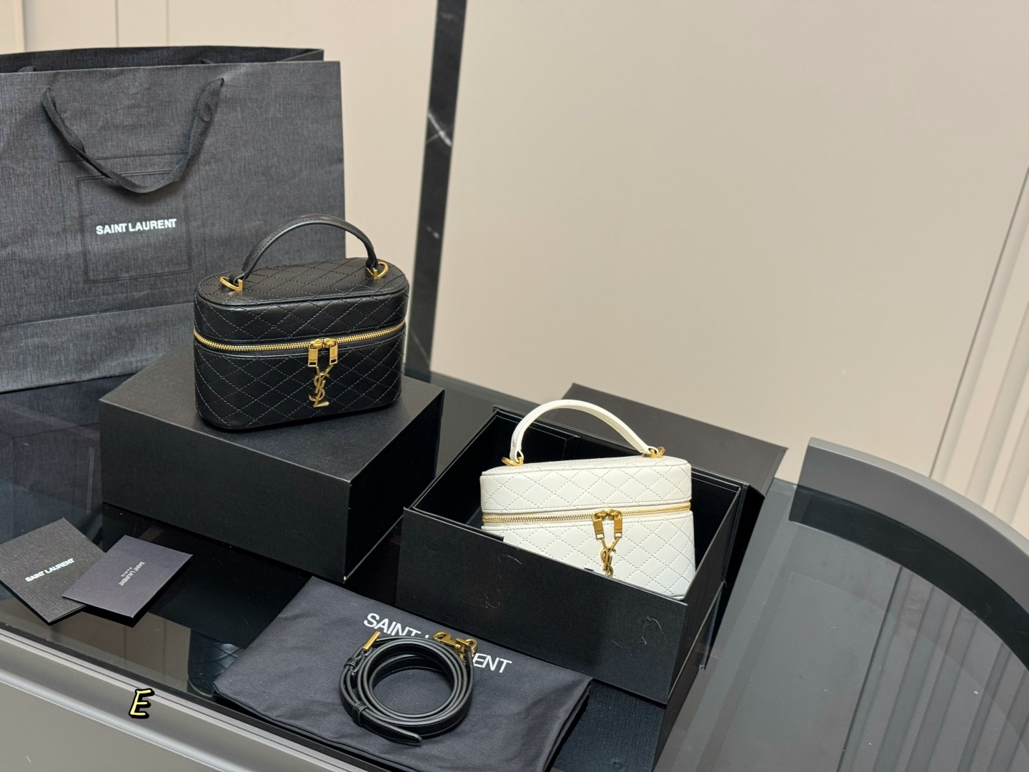 💰390 配折叠盒

size：19*12cm
圣罗兰 box盒子
看起来质感特别好！耐磨耐用！
🉑️斜挎🉑️