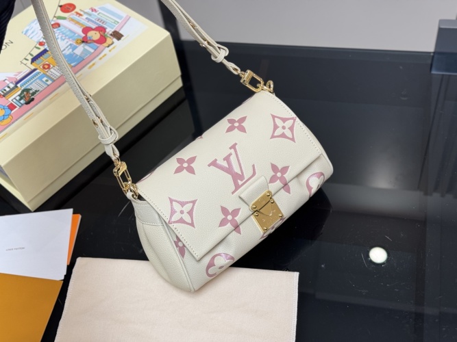 Louis Vuitton Favorite : Sac à Chaîne Élégant en Cuir Éléphant, 23 x 14 cm 1 Louis Vuitton Favorite : Sac à Chaîne Élégant en Cuir Éléphant, 23 x 14 cm
