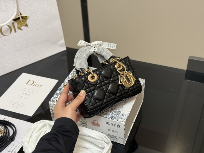 Dior Lady Dior P265 Mini Handtas - Zwart Lamsleer, Gouden Hardware, 17 cm 1 Dior Lady Dior P265 Mini Handtas - Zwart Lamsleer, Gouden Hardware, 17 cm