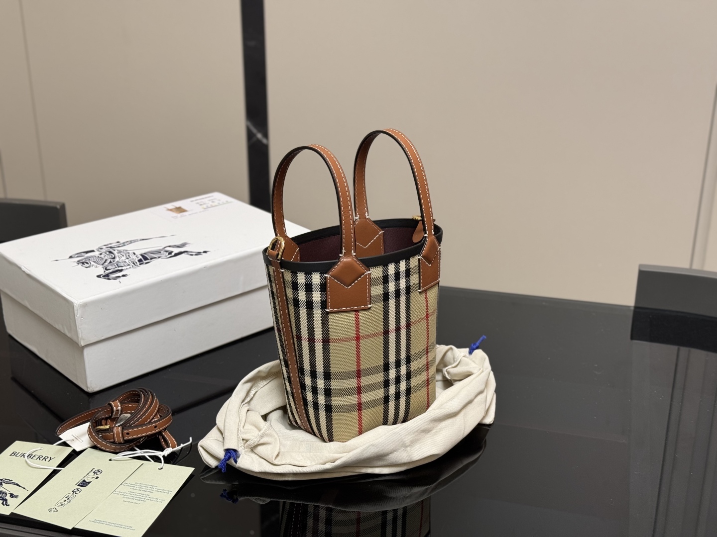 💰330 配盒
size:12*17cm
闭眼都能入手的包包|
巴宝莉 Kids托特包
可手提可斜挎
真的是闭着眼都能冲的款式!