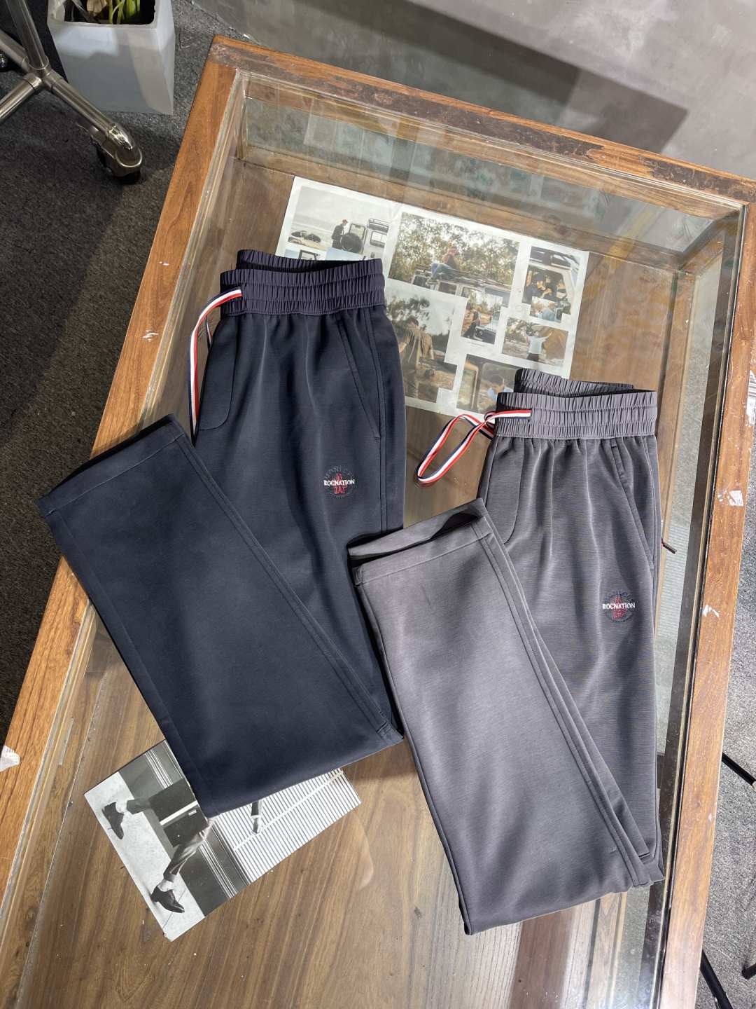 NO:155563,The new straight-leg casual pants for the spring and summer of the blindfold, the iron-free fabric feels comfortable, blue and gray M-XXXL, Moncler, alexander wang19860909蒙口家春夏新款直筒休闲裤,免烫面料手感舒服,蓝色灰色M-XXXL,,Moncler,alexander wang,Men's clothing