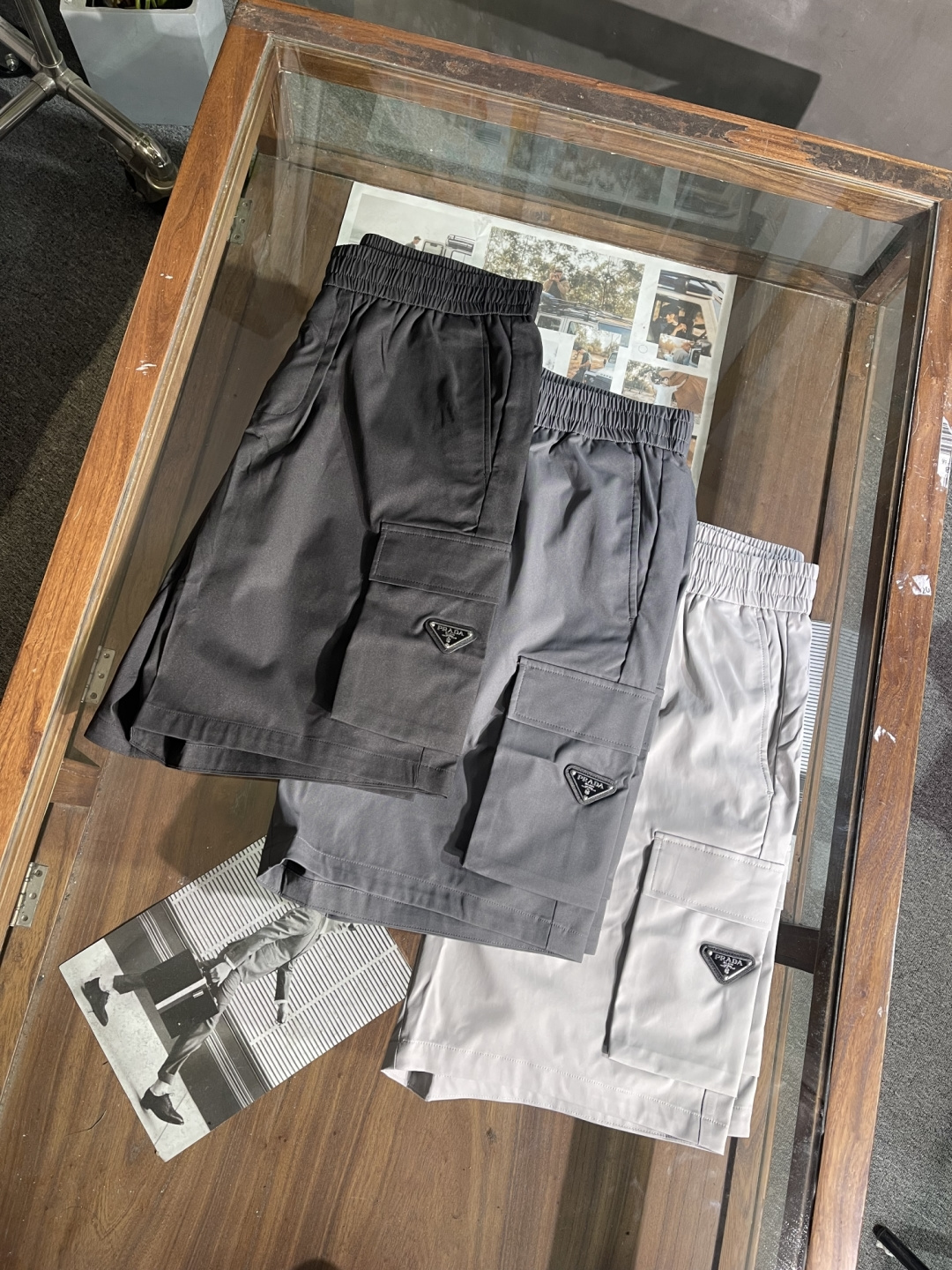 NO:155514,K8247 Spring and summer new Prada home casual work shorts, paired with classic red stripes, triangle logo, black dark gray light gray M-XXXL, prada, shorts, alexander wang19860909K8247 春夏新款普拉达家休闲工装短裤,搭配经典红条,三角标志,黑色深灰色浅灰色M-XXXL,,prada,shorts,alexander wang,Men's clothing