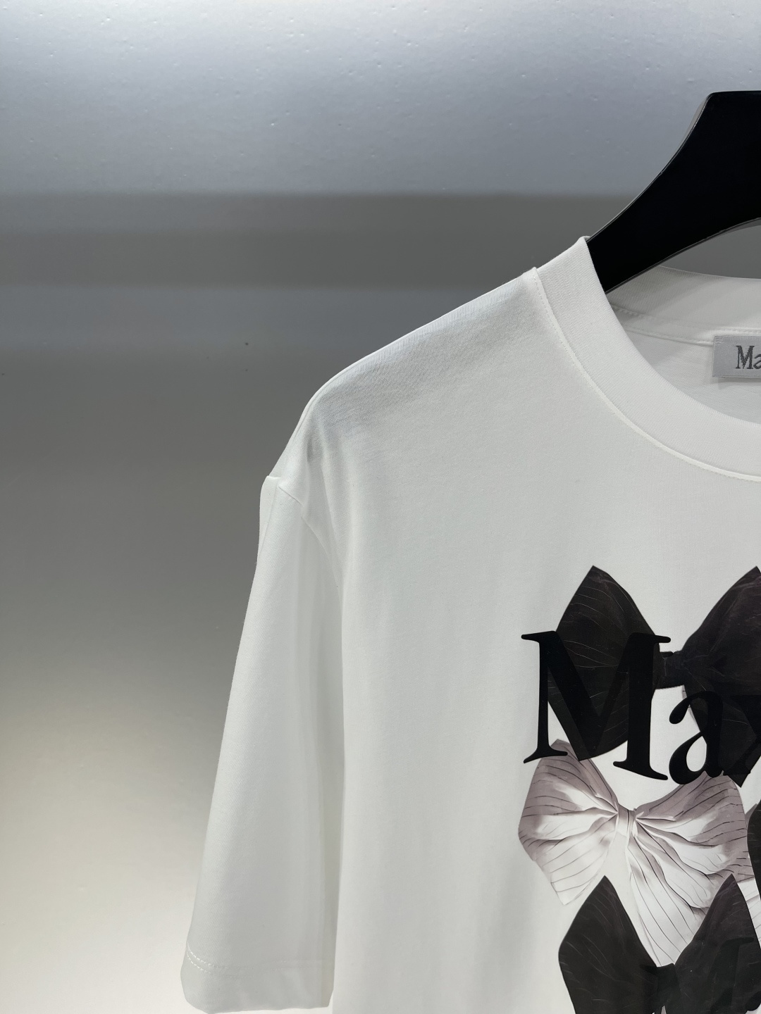 “Exclusive First-Order Quality Butterfly Logo Stamp T-shirt with Artistic Fragrance” - 图片 5