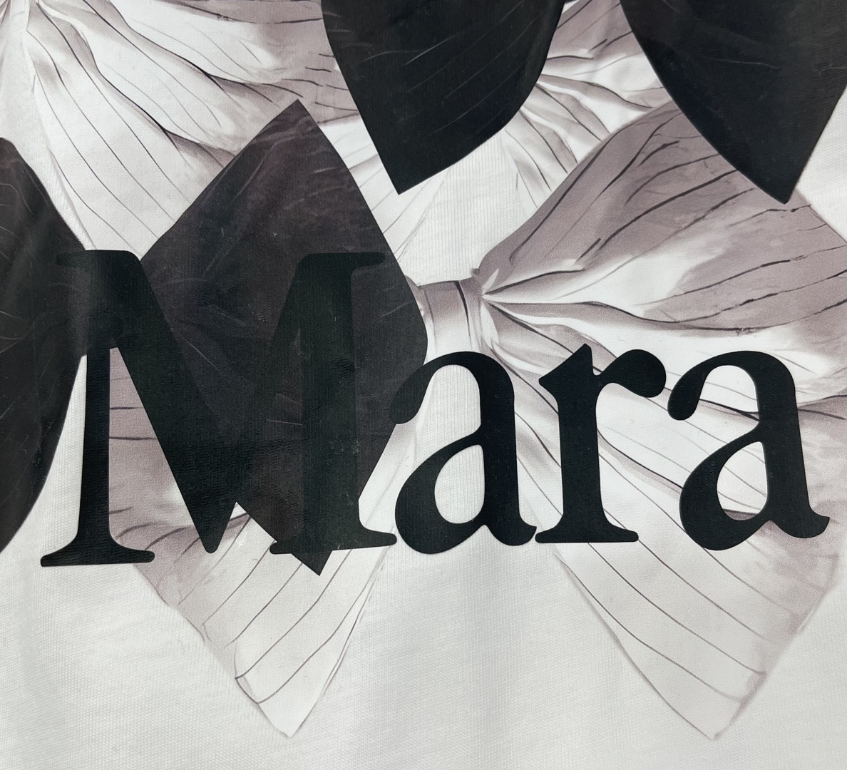 “Exclusive First-Order Quality Butterfly Logo Stamp T-shirt with Artistic Fragrance” - 图片 6