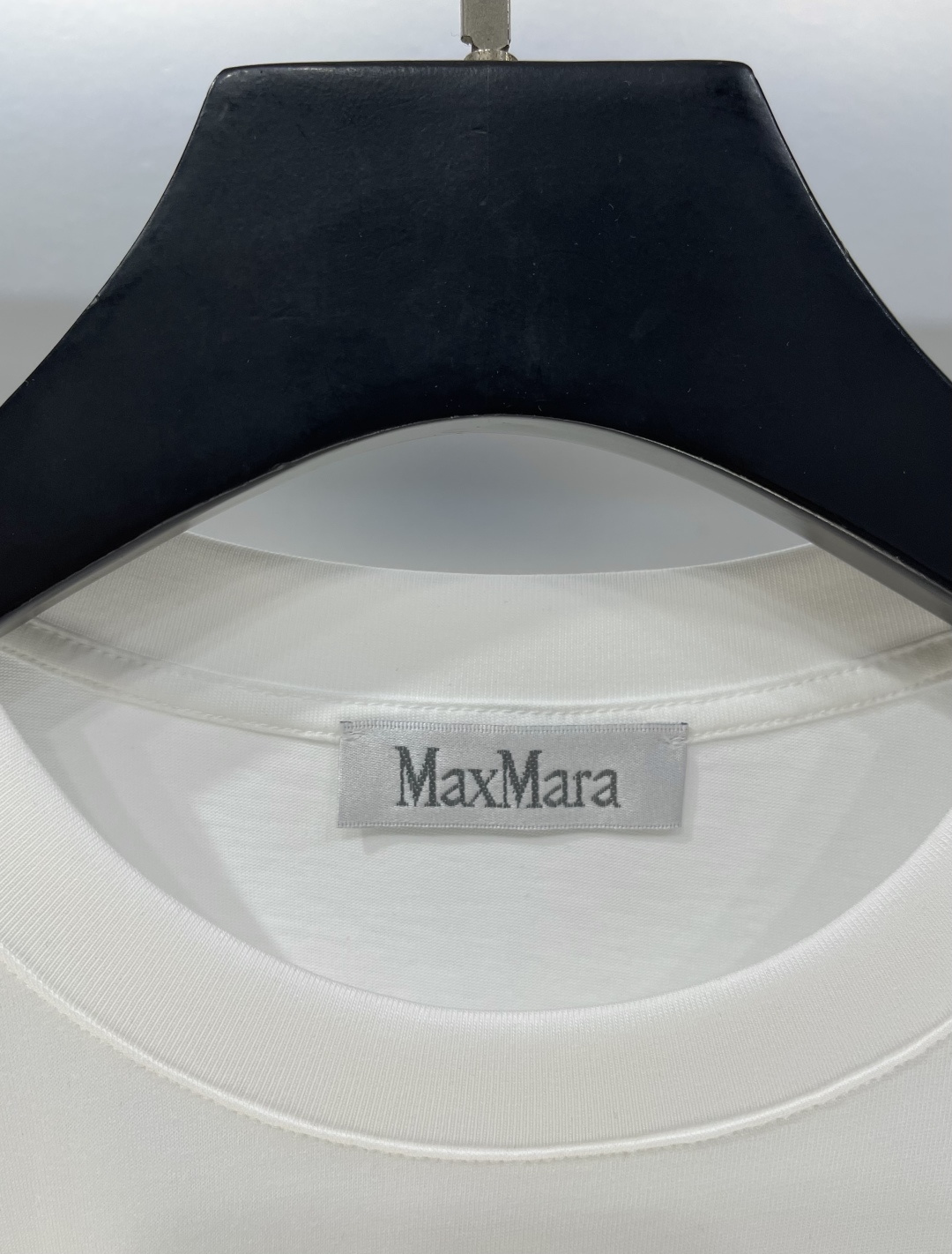 “Exclusive First-Order Quality Butterfly Logo Stamp T-shirt with Artistic Fragrance” - 图片 2