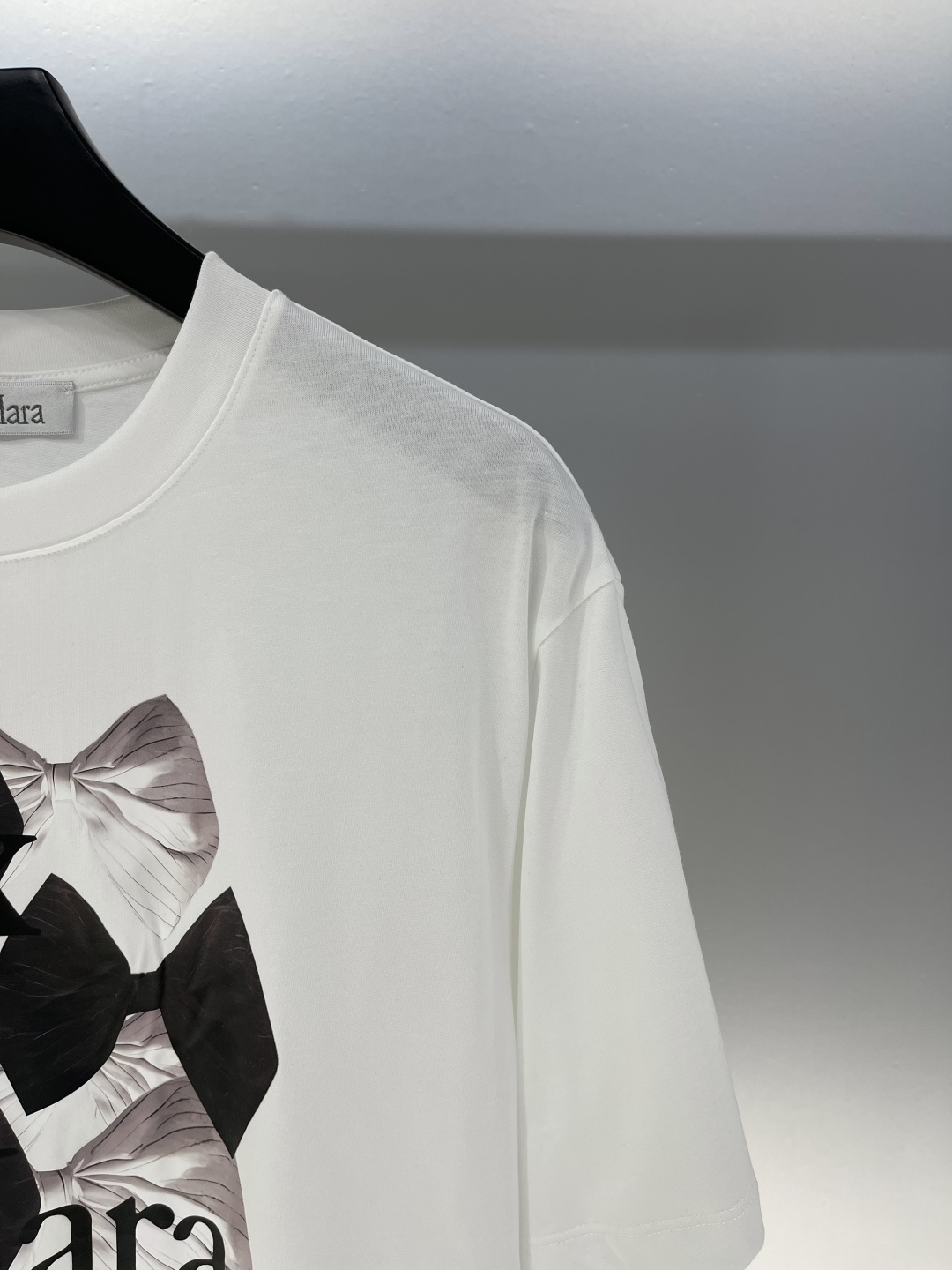 “Exclusive First-Order Quality Butterfly Logo Stamp T-shirt with Artistic Fragrance” - 图片 3