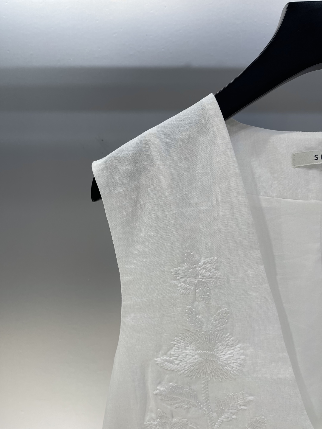 High-Quality Women’s Clothing: Embroidered Vest for a Stylish and Comfortable Look - 图片 4