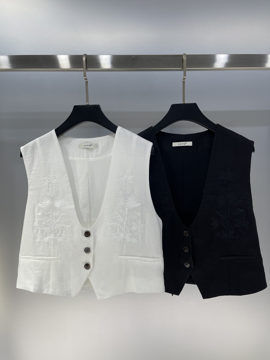 High-Quality Women’s Clothing: Embroidered Vest for a Stylish and Comfortable Look