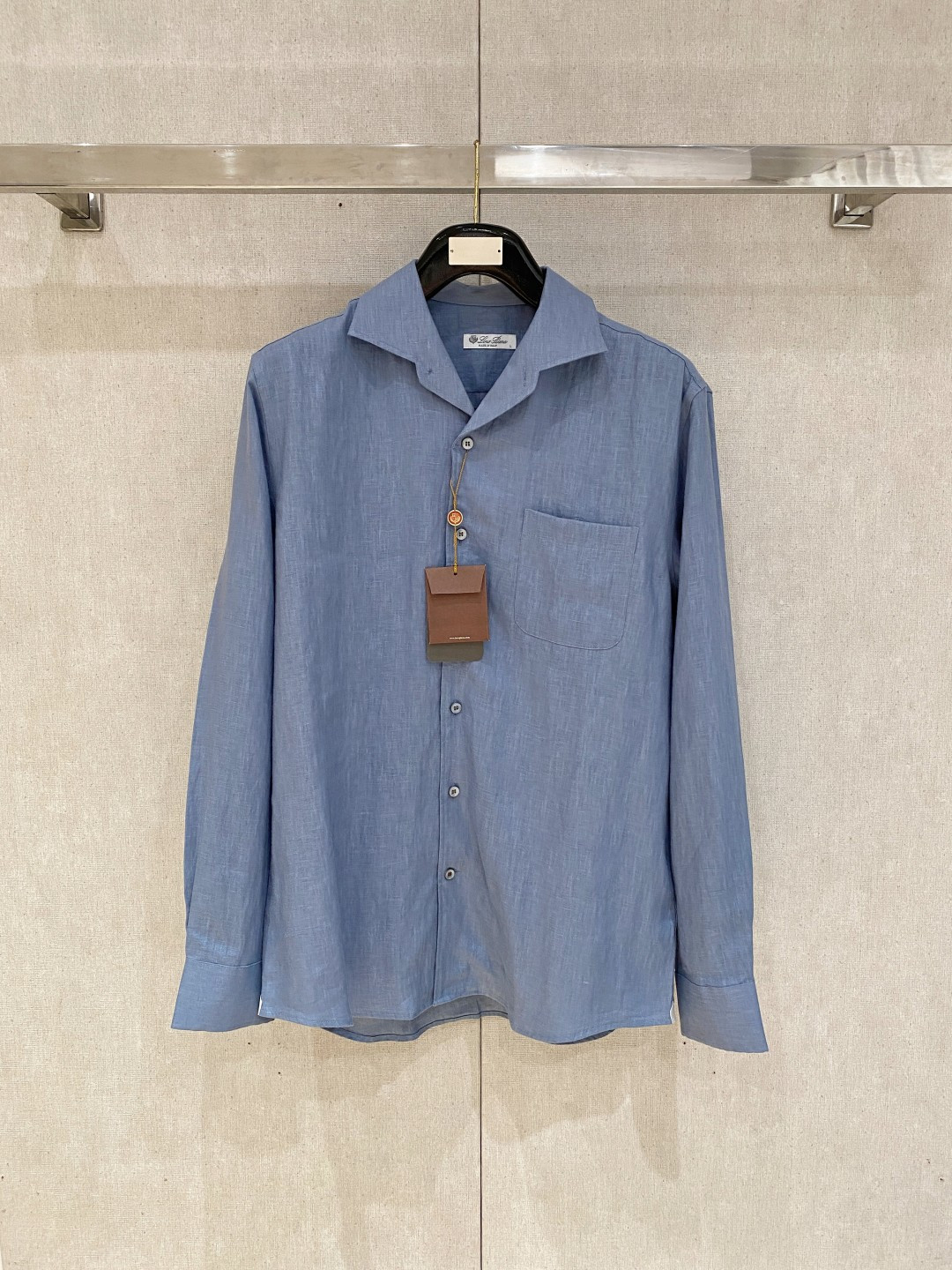 NO:428267,Epic-level linen shirts, exclusive LP, and a multi-color embroidered logo on the chest. The original linen fabric shirts and linen have become one of the indispensable fashion items in this spring and summer with their unique fabric characteristics and casual and natural style. Classic casual style shirts, simple, clean, classic and fashionable style design, are versatile styles that can be switched at will. Trendy men create the most fashionable dressing style on the streets on a daily basis!  This shirt is made of customer-supplied all-linen fabric material. The fabric is very moisture-absorbing and breathable, and is comfortable to wear with skin, and does not feel stuffy at all. You can wear it alone or as a coat for outfit. The loose fitting is cut, and the upper body of the ready-to-wear is simple, fashionable and elegant. Special attention is required for cleaning and maintenance of the linen shirt, avoiding the use of too strong detergent or bleach to avoid damaging the fabric. SMLXLXXL 020,,loro piano,jackets & coats,shirts,alexander wang19860909史诗级别的亚麻衬衫,LP独家巨献,胸前刺绣logo多色入荷.原汁原味亚麻面料衬衫,麻料以其独特的面料特点和休闲自然的风格,成为这个春夏季节不可或缺的时尚单品之一,经典休闲风格衬衫,简洁干净、经典时髦的版型设计,属于可随意切换风格的百搭款式,潮男日常街头打造最潮的穿衣风格！ 此款衬衫选用了客供定织全亚麻面料材质制作而成,面料极具吸湿透气性,贴身着穿亲肤舒适,丝毫不会有闷热感,即可单穿内搭、也可用来作为外套着穿搭配,宽松的版型裁剪,成衣上身简约时髦又不失优雅感. 麻料衬衫的清洗和保养需要特别注意,避免使用过于强烈的洗涤剂或漂白剂,以免损坏面料. 码数SMLXLXXL 020,,loro piana,jackets & coats,shirts,alexander wang,Men's clothing