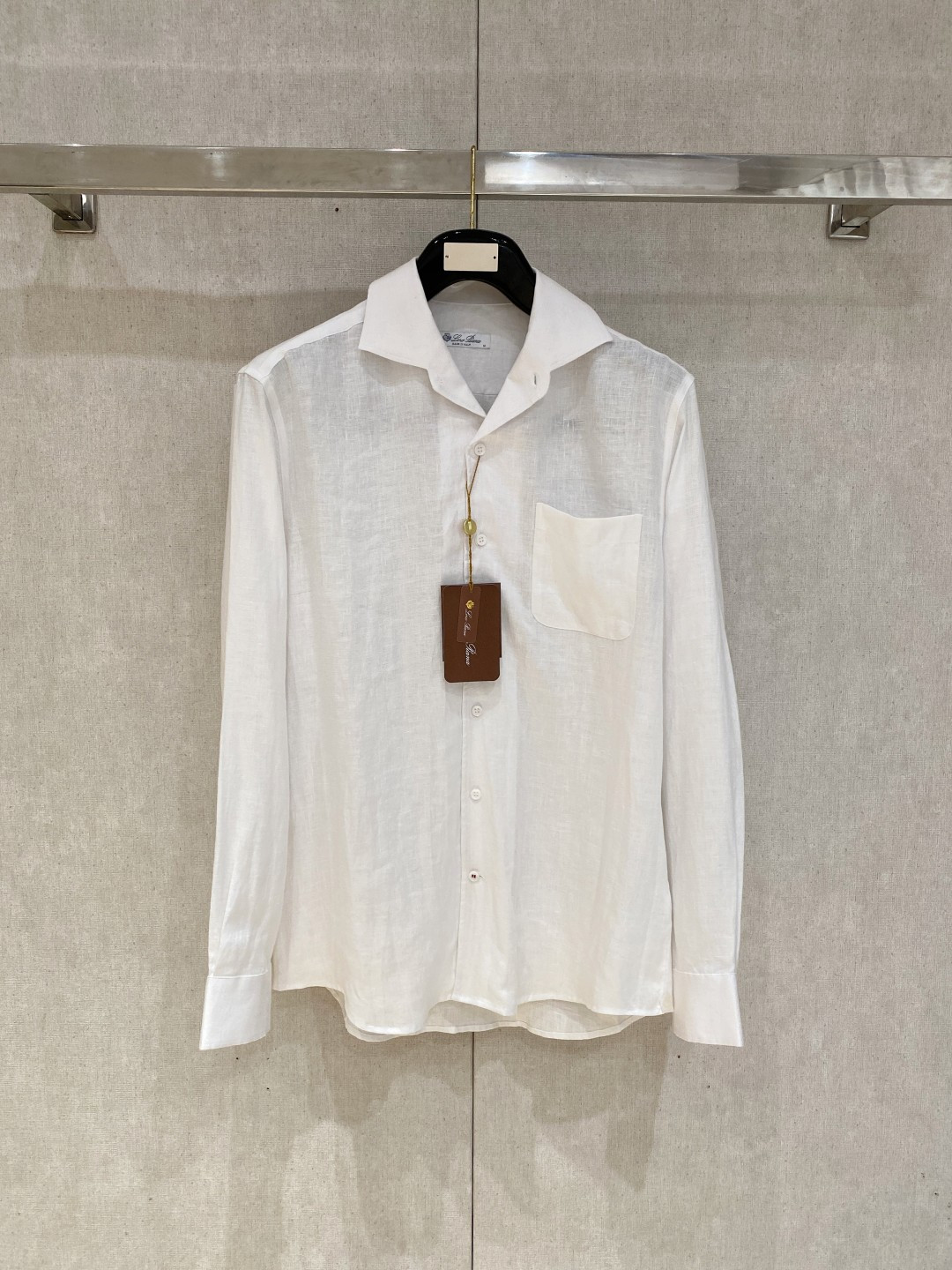 NO:428273,Epic-level linen shirts, exclusive LP, and a multi-color embroidered logo on the chest. The original linen fabric shirts and linen have become one of the indispensable fashion items in this spring and summer with their unique fabric characteristics and casual and natural style. Classic casual style shirts, simple, clean, classic and fashionable style design, are versatile styles that can be switched at will. Trendy men create the most fashionable dressing style on the streets on a daily basis!  This shirt is made of customer-supplied all-linen fabric material. The fabric is very moisture-absorbing and breathable, and is comfortable to wear with skin, and does not feel stuffy at all. You can wear it alone or as a coat for outfit. The loose fitting is cut, and the upper body of the ready-to-wear is simple, fashionable and elegant. Special attention is required for cleaning and maintenance of the linen shirt, avoiding the use of too strong detergent or bleach to avoid damaging the fabric. SMLXLXXL 020,,loro piano,jackets & coats,shirts,alexander wang19860909史诗级别的亚麻衬衫,LP独家巨献,胸前刺绣logo多色入荷.原汁原味亚麻面料衬衫,麻料以其独特的面料特点和休闲自然的风格,成为这个春夏季节不可或缺的时尚单品之一,经典休闲风格衬衫,简洁干净、经典时髦的版型设计,属于可随意切换风格的百搭款式,潮男日常街头打造最潮的穿衣风格！ 此款衬衫选用了客供定织全亚麻面料材质制作而成,面料极具吸湿透气性,贴身着穿亲肤舒适,丝毫不会有闷热感,即可单穿内搭、也可用来作为外套着穿搭配,宽松的版型裁剪,成衣上身简约时髦又不失优雅感. 麻料衬衫的清洗和保养需要特别注意,避免使用过于强烈的洗涤剂或漂白剂,以免损坏面料. 码数SMLXLXXL 020,,loro piana,jackets & coats,shirts,alexander wang,Men's clothing