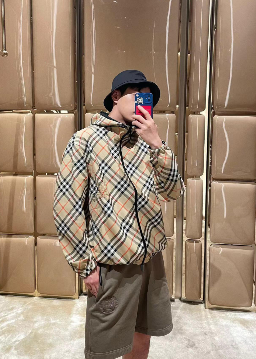 巴宝莉100%真品. 老渠道品质 . 巴宝莉连帽款双面两穿出货 ；𝑩𝒖𝒓𝒃𝒆𝒓𝒓𝒚  格纹马术徽标帽衫夹