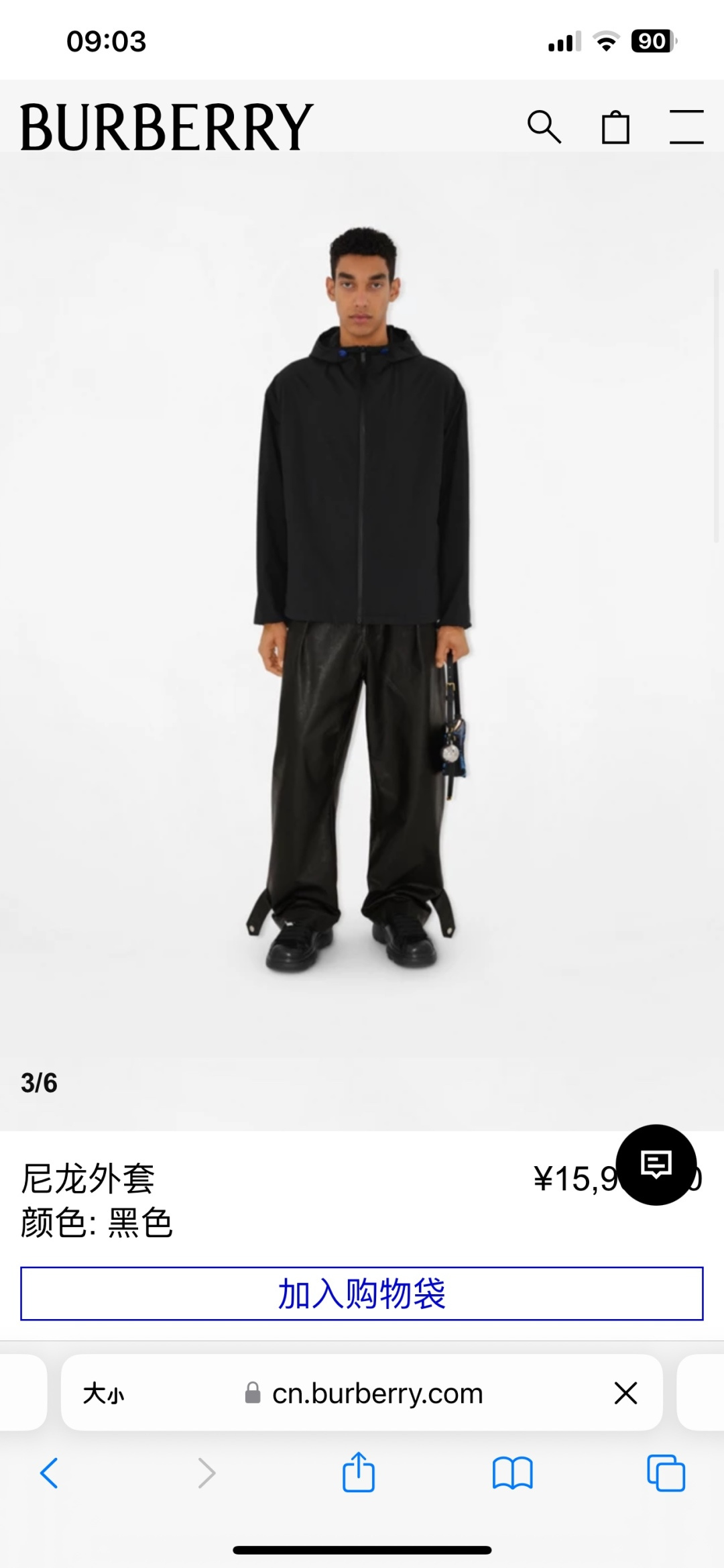 连帽外套，选用轻盈尼龙面料打造。背部点缀马术骑士徽标（EKD）刺绣，呈现休闲版型 整体较常规版型剪裁更为