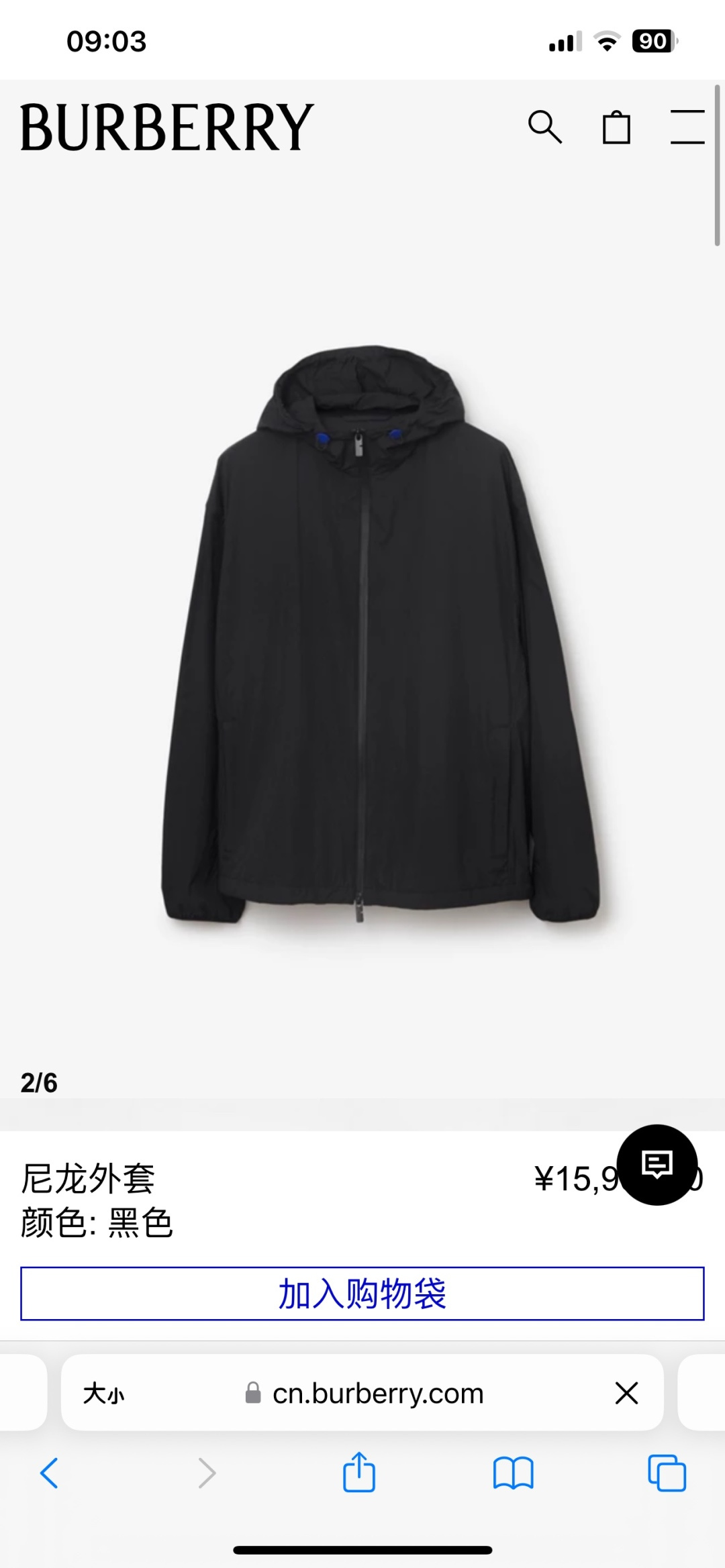 连帽外套，选用轻盈尼龙面料打造。背部点缀马术骑士徽标（EKD）刺绣，呈现休闲版型 整体较常规版型剪裁更为