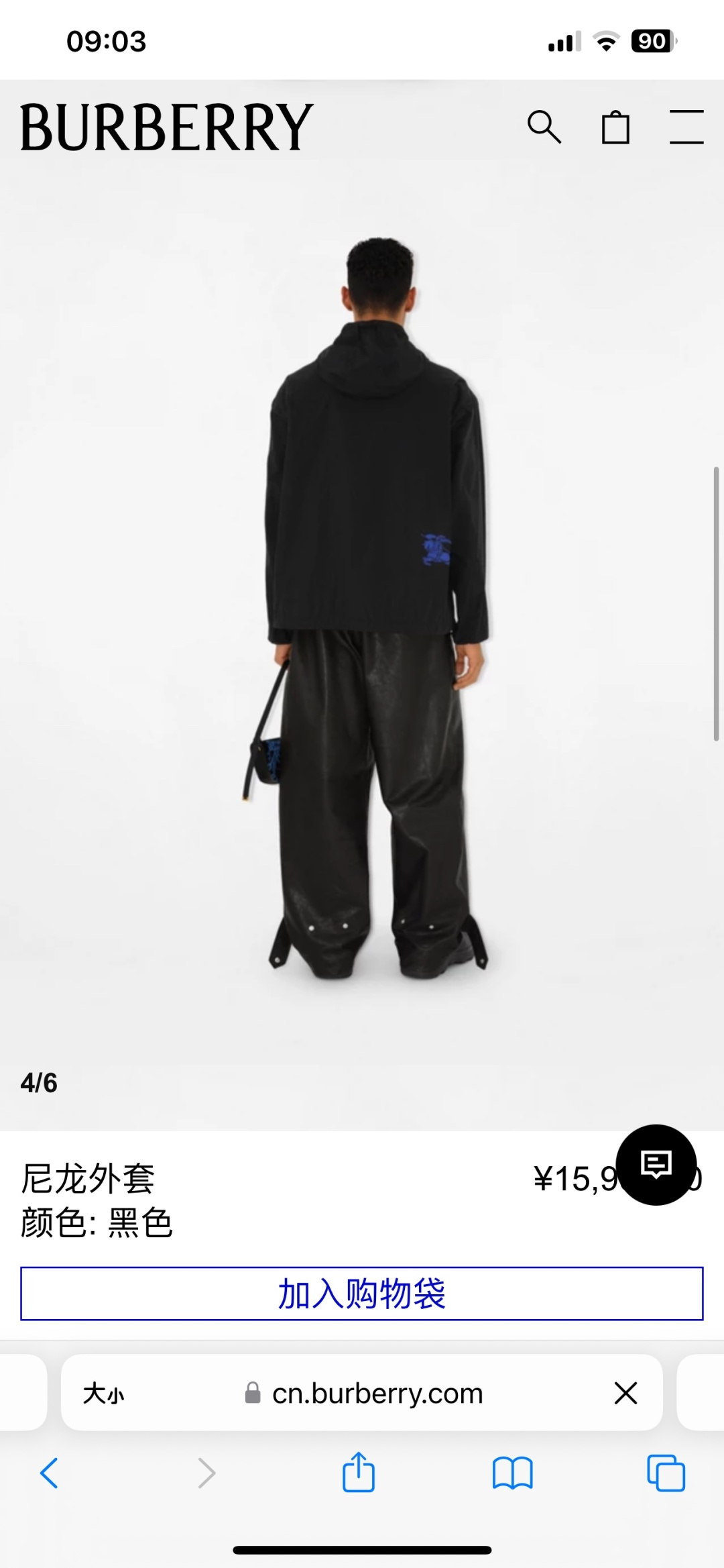 连帽外套，选用轻盈尼龙面料打造。背部点缀马术骑士徽标（EKD）刺绣，呈现休闲版型 整体较常规版型剪裁更为