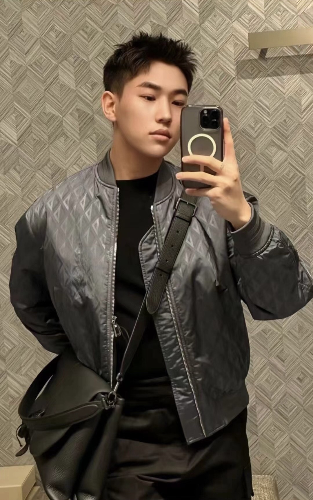 DIOR 迪奥，2025
专柜最新款，官网同步在售，售价23000，色织提花CD款夹克飞行服，贸易公司订