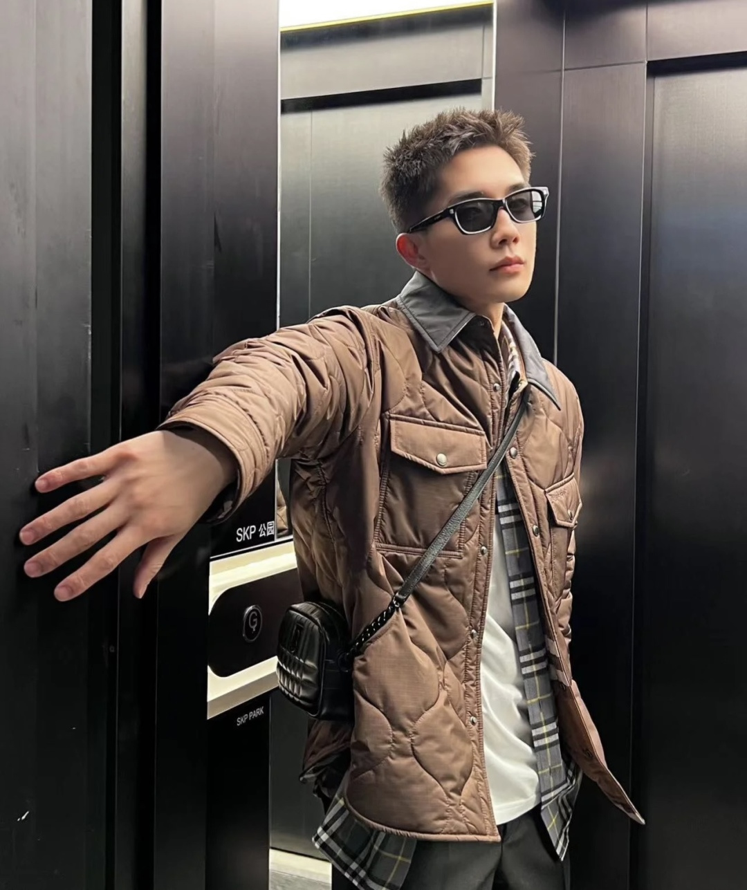 专柜¥ 15900 ，可以直接当原版穿 无压力，一点问题没有， 上海贸易公司订单，从面料到辅料 在到内衬