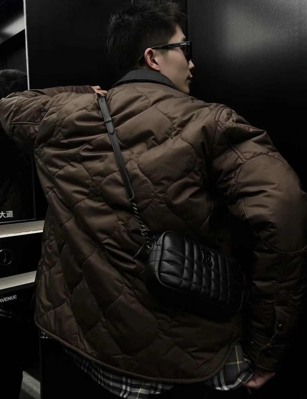 专柜¥ 15900 ，可以直接当原版穿 无压力，一点问题没有， 上海贸易公司订单，从面料到辅料 在到内衬