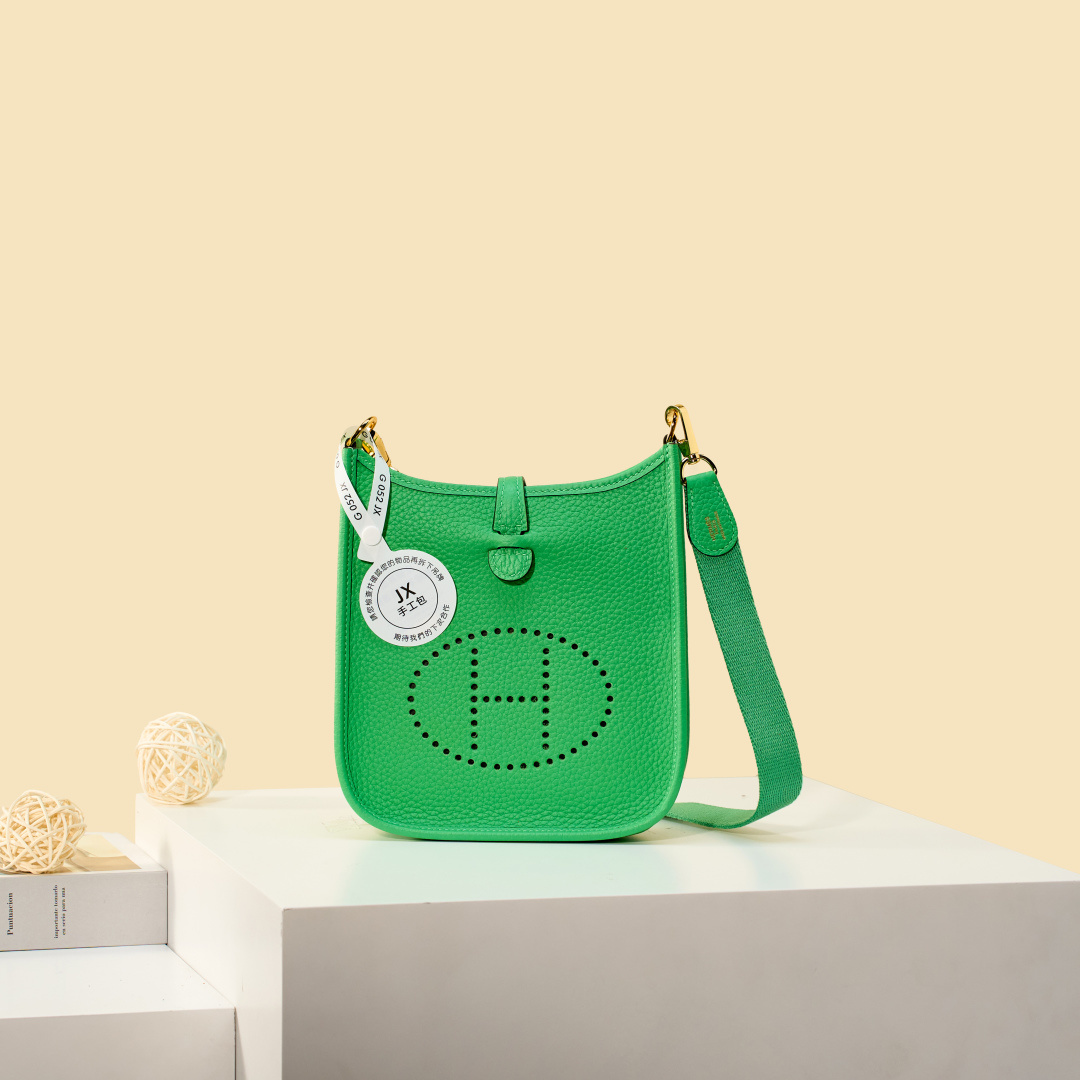 NO:893942,Mini Evelyne 17cm, original imported TC leather [comic green] gold and silver buckle, unisex model, counter synchronization, handmade wax thread sewing, pure steel hardware, in stock, Hermes, Hermes,19860909Mini Evelyne 迷你伊芙琳 17cm 原厂进口TC皮【漫画绿】金银扣 男女通用款 专柜同步 手工蜡线缝制 纯钢五金 现货,爱马仕,hermes,Hermes,,Bag
