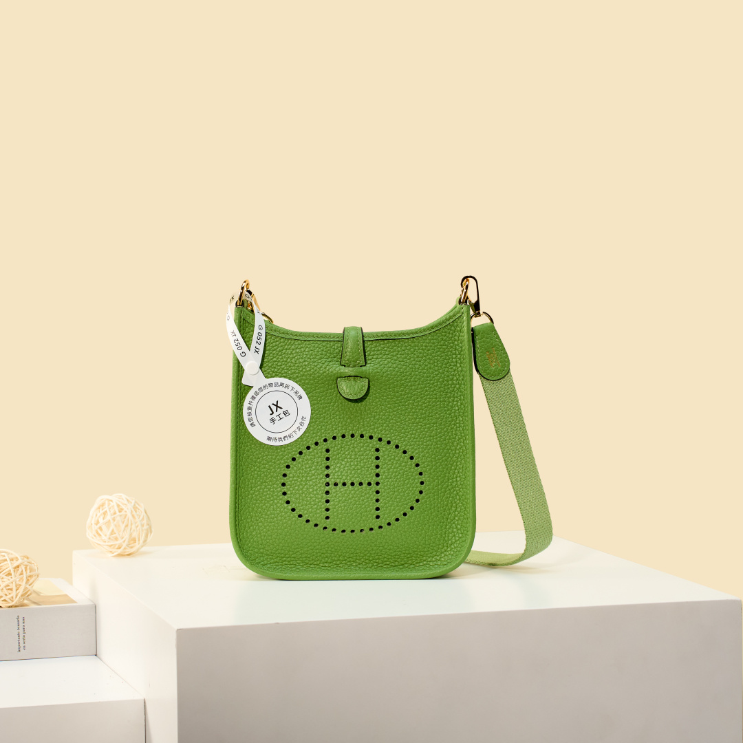 NO:893947,Mini Evelyne Mini Evelyne 17cm Original imported TC leather [avocado green] Gold and silver buckle Unisex model Counter synchronization Handmade wax thread sewing Pure steel hardware Ready stock, Hermes, Hermes,19860909Mini Evelyne 迷你伊芙琳 17cm 原厂进口TC皮【牛油果绿】金银扣 男女通用款 专柜同步 手工蜡线缝制 纯钢五金 现货,爱马仕,hermes,Hermes,,Bag