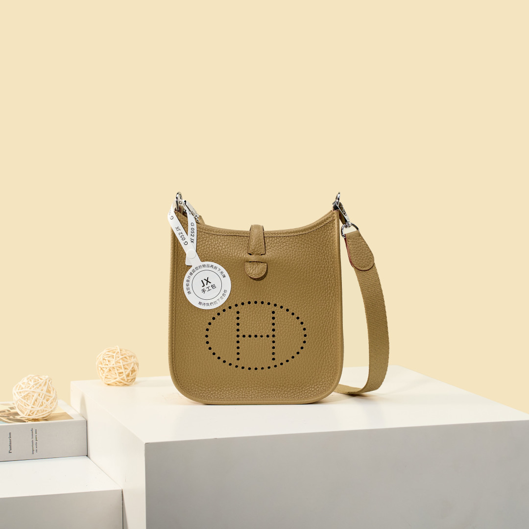 NO:893966,Mini Evelyne Mini Evelyne 17cm Original imported TC leather [biscuit color] gold and silver buckle Unisex model Counter synchronization Handmade wax thread sewing Pure steel hardware in stock, Hermes, Hermes,19860909Mini Evelyne 迷你伊芙琳 17cm 原厂进口TC皮【饼干色】金银扣 男女通用款 专柜同步 手工蜡线缝制 纯钢五金 现货,爱马仕,hermes,Hermes,,Bag